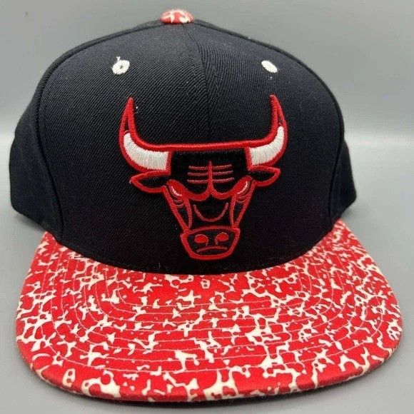 Mitchell & Ness Chicago Bulls Hat Men Black Big Logo Embroidered Snap Back Size ONE SIZE - 1 Thumbnail
