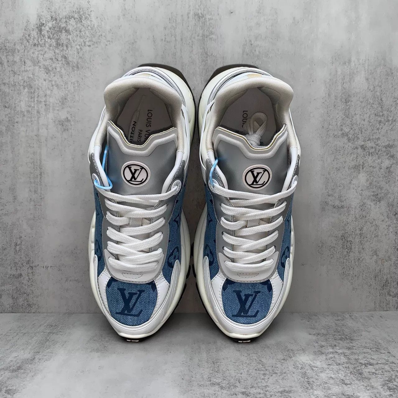 Louis Vuitton Lv Run 55 Denim Monogram Sneaker 35.5 (98 New) Size US 5 / IT 35 - 6 Thumbnail