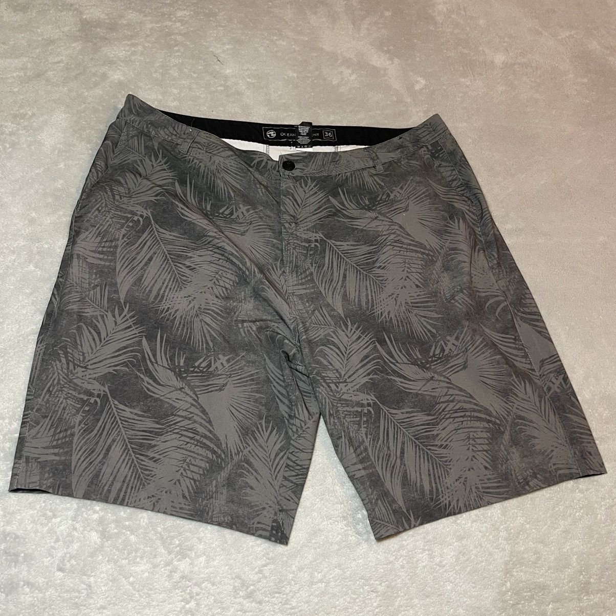 Ocean Current Ocean Current Men Hybrid Shorts Size 36 Gray Palm Leaf Print Size US 36 / EU 52 - 1 Thumbnail