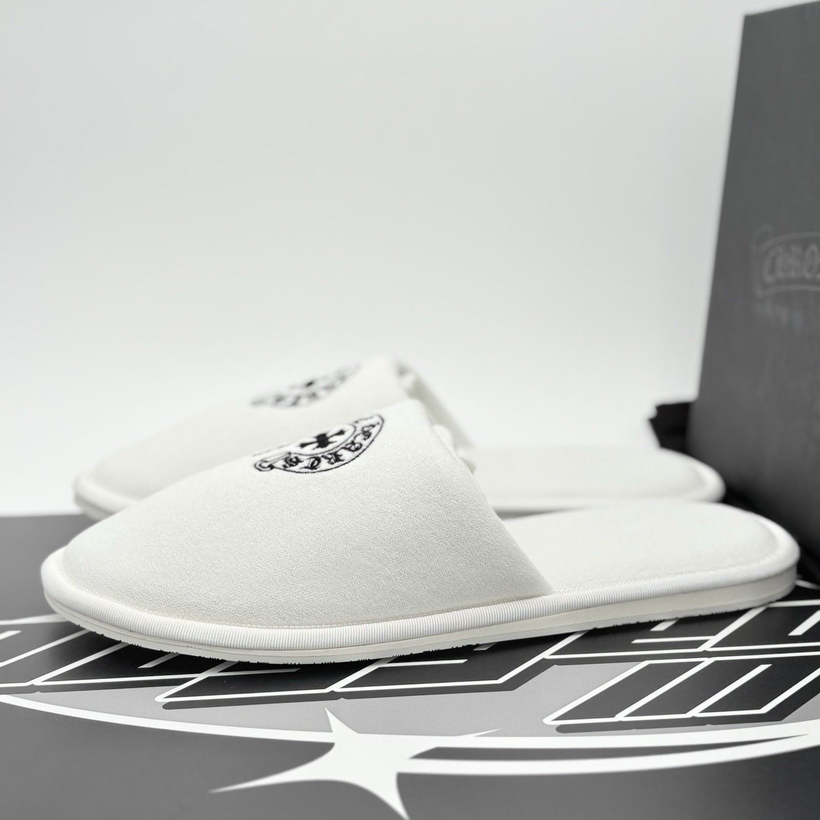 Chrome Hearts Chrome Hearts Horseshoe Hotel Slippers ' White ' | New! Size US 9 / EU 42 - 1 Thumbnail