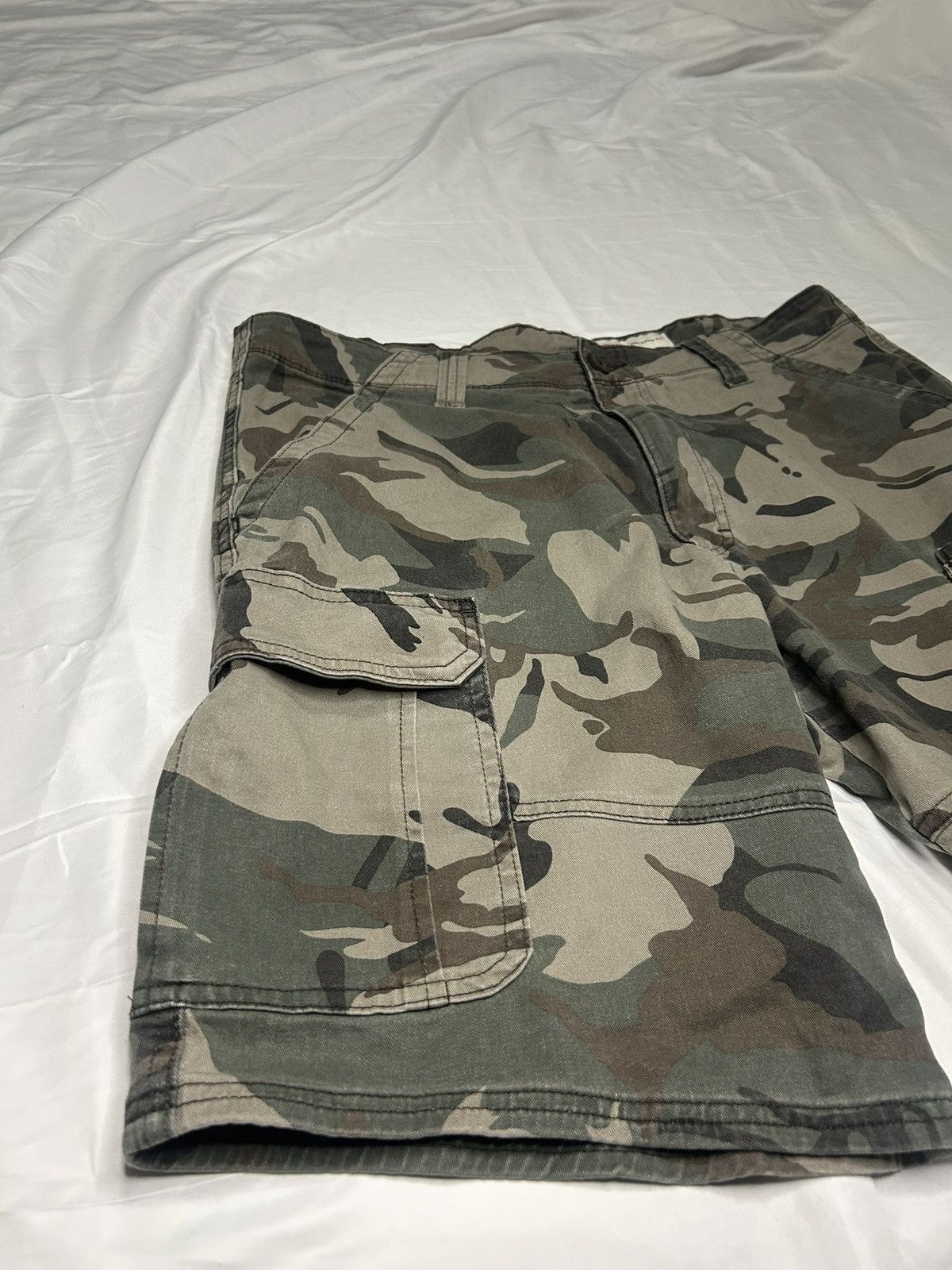 Wrangler WRANGLER CAM CARGO SHORTS - GREEN N KHAKI Size US 34 / EU 50 - 2 Thumbnail