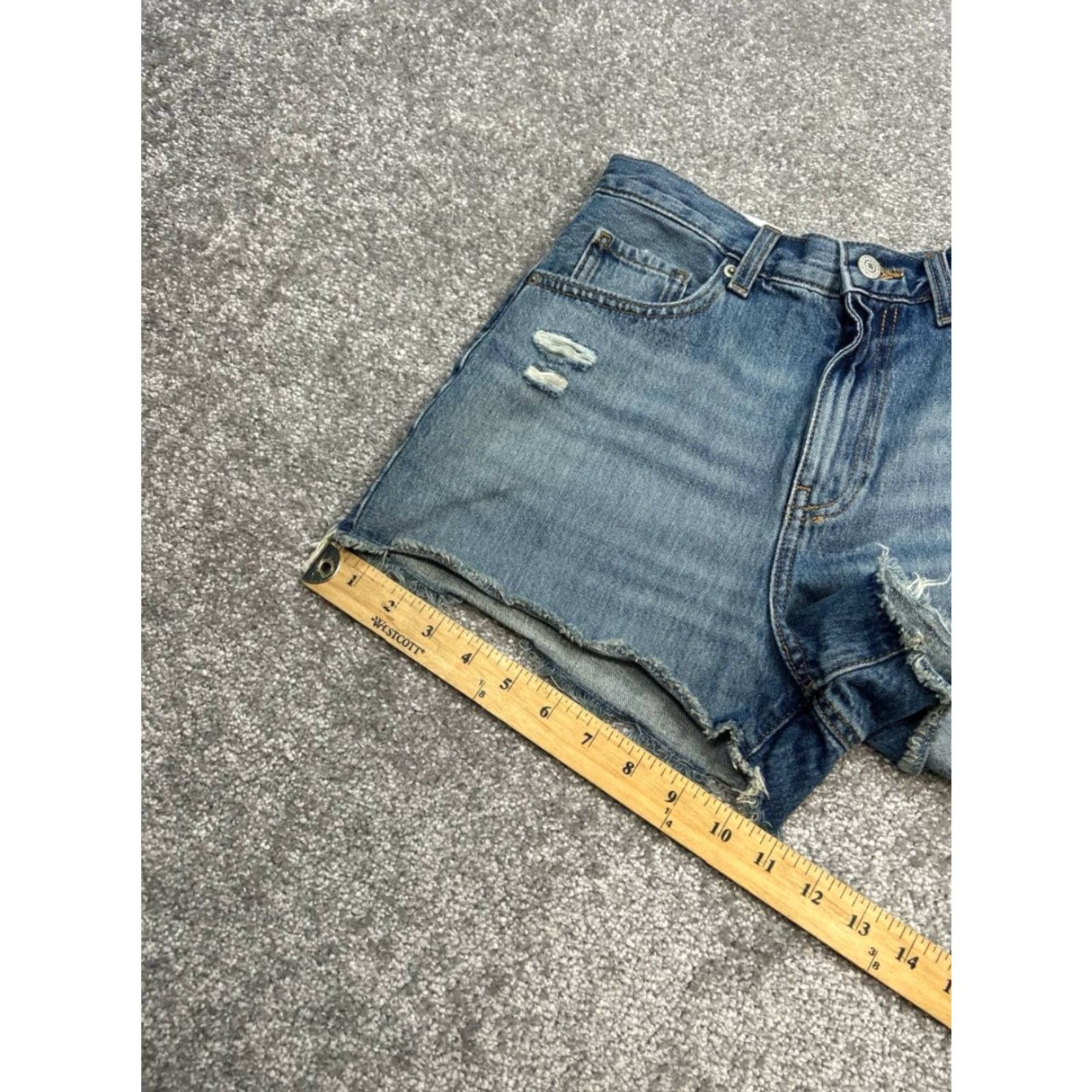 Uniqlo Uniqlo Shorts Womens 24 Blue Cut Off Distressed Denim High Rise Frayed Hem New Size 42" / US 20 - 3 Thumbnail