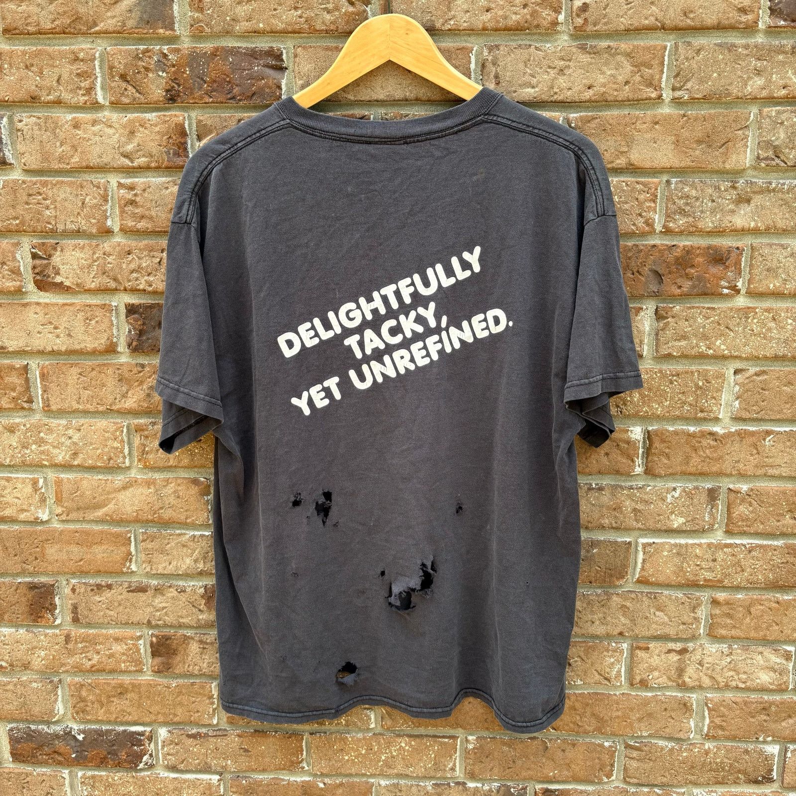 Vintage Vintage Y2K Thrashed Hooters T-Shirt Size Large Size US L / EU 52-54 / 3 - 2 Thumbnail