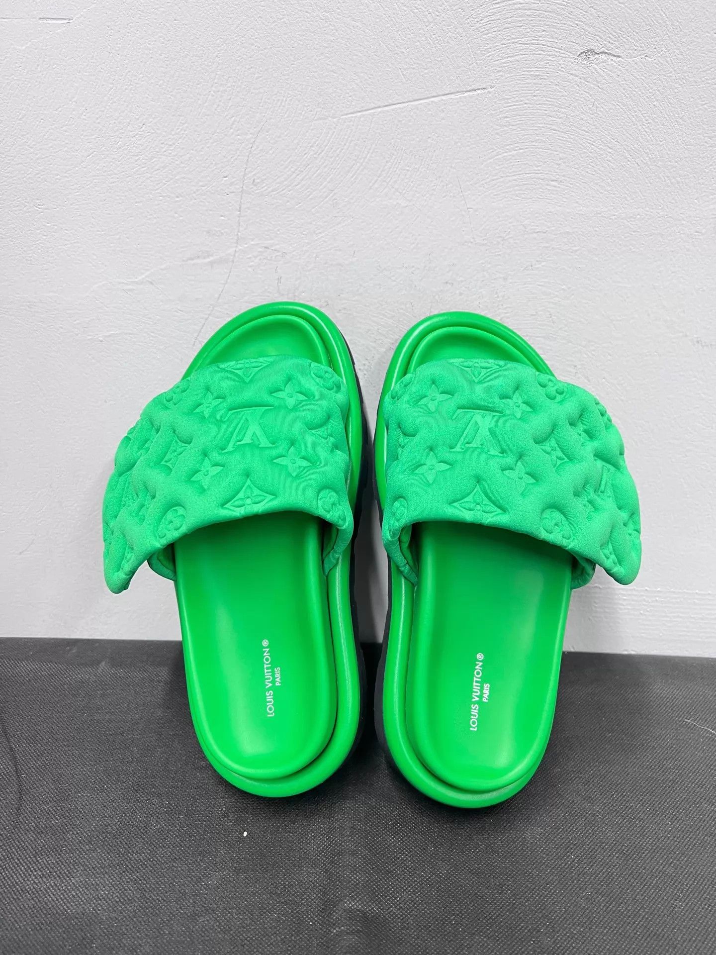 Louis Vuitton LV embossed all-over print Velcro slides 35 new Size US 4.5 / IT 34.5 - 4 Thumbnail