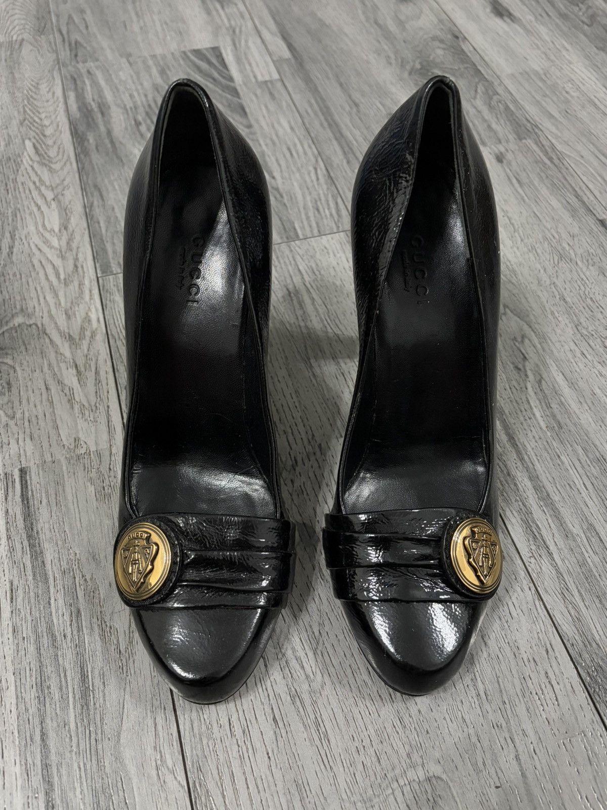 Gucci Gucci Black Patent Leather Heels with Gold Emblem Size US 6 / IT 36 - 2 Thumbnail