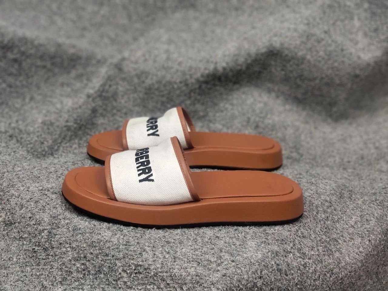 Burberry Burberry Buckingham Brown Logo Slides in Canvas & Leather Size US 9 / IT 39 - 10 Thumbnail
