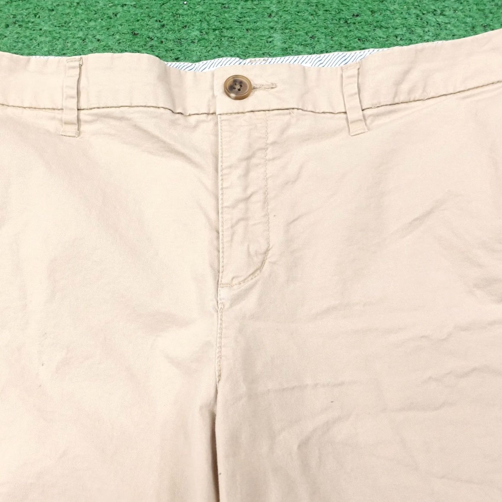 Old Navy Old Navy Shorts Womens 12 Beige Chino Twill Stretch Flat Front Casual Summer Size 34" / US 12 / IT 48 - 2 Thumbnail