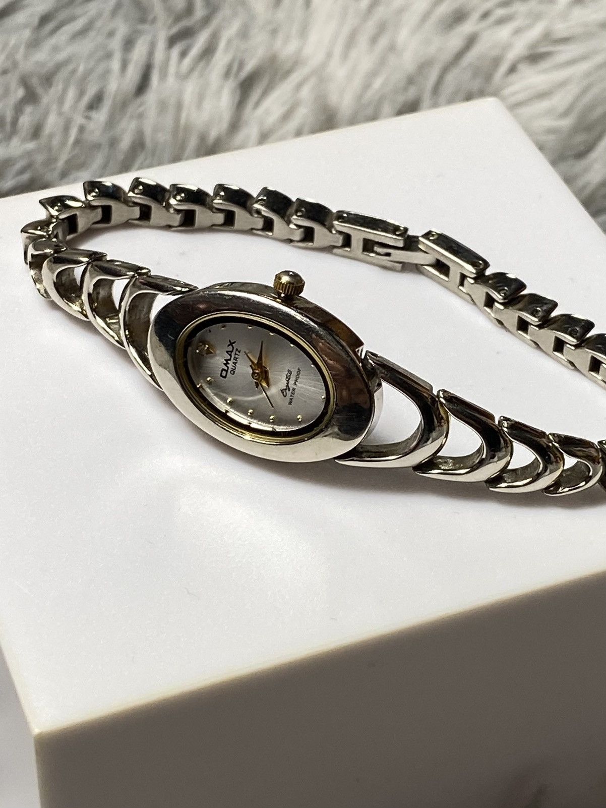 Japanese Brand Futuristic Oval Omax Quartz Watch - Japanese Brand Size ONE SIZE - 6 Thumbnail