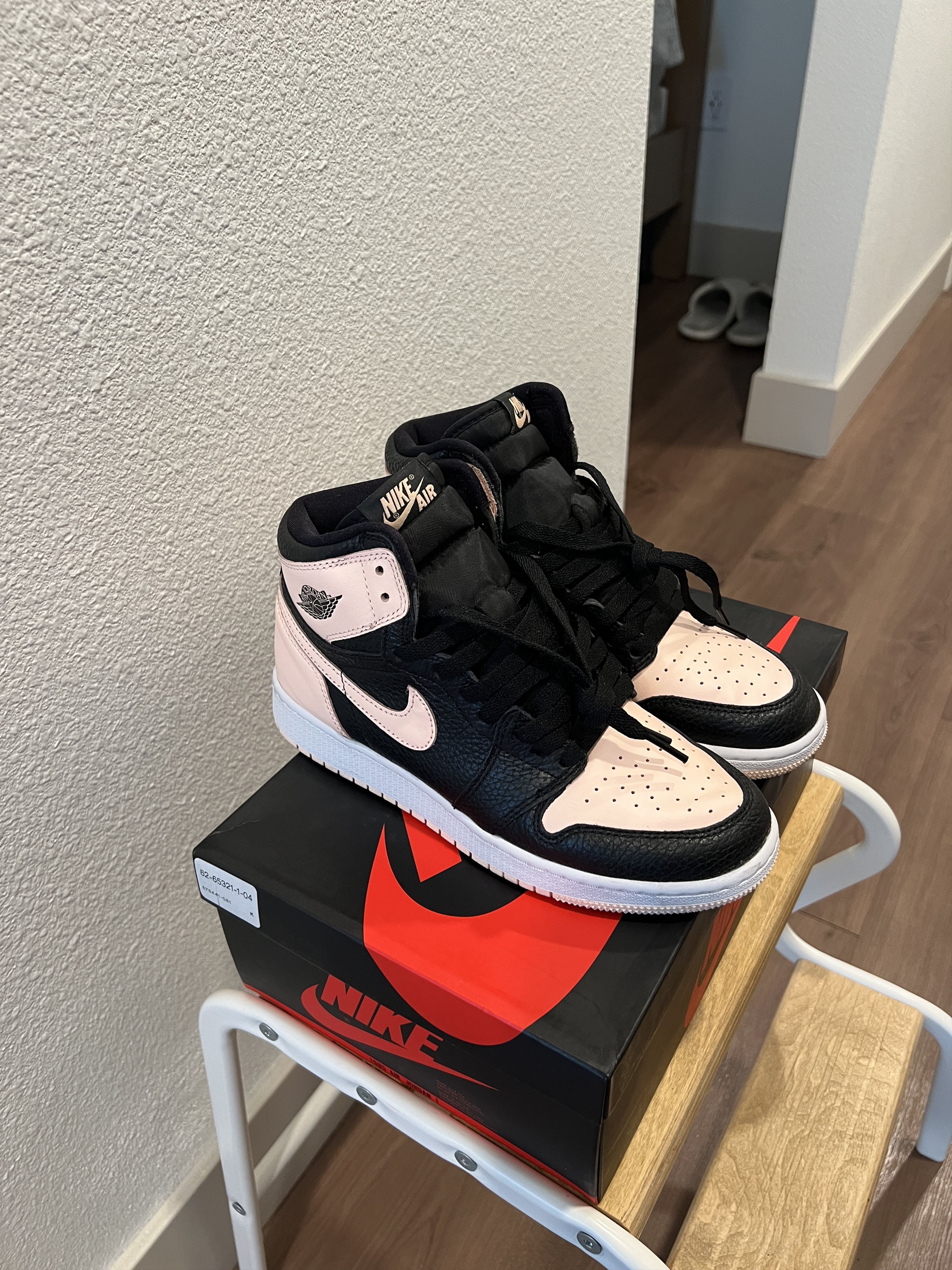 Jordan Brand Retro Air Jordan 1 "Crimson" Size US 6 / EU 39 - 7 Thumbnail