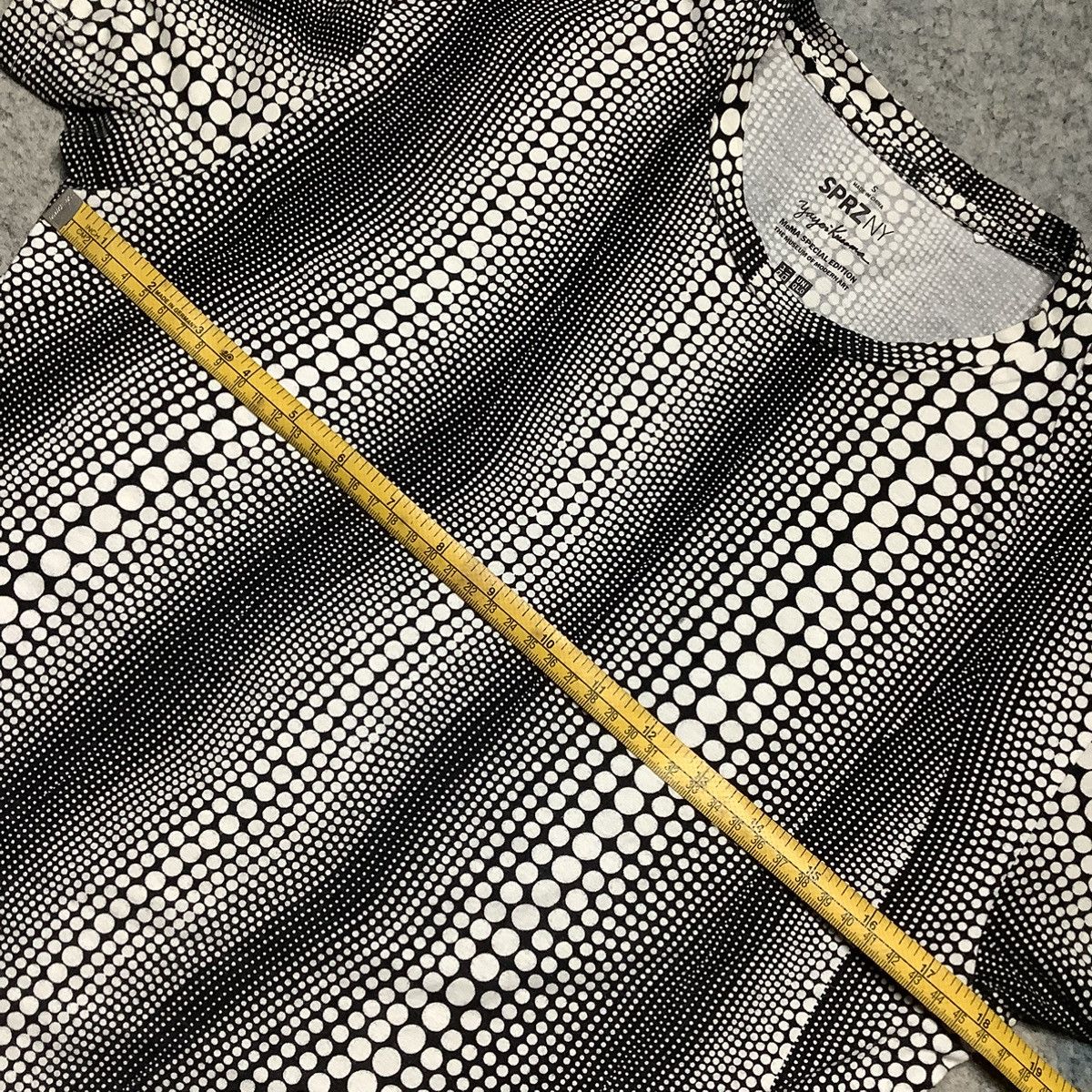 MoMA × Uniqlo × Yayoi Kusama Rare! Uniqlo x Yayoi Kusama x MOMA Abstract Size US S / EU 44-46 / 1 - 9 Thumbnail
