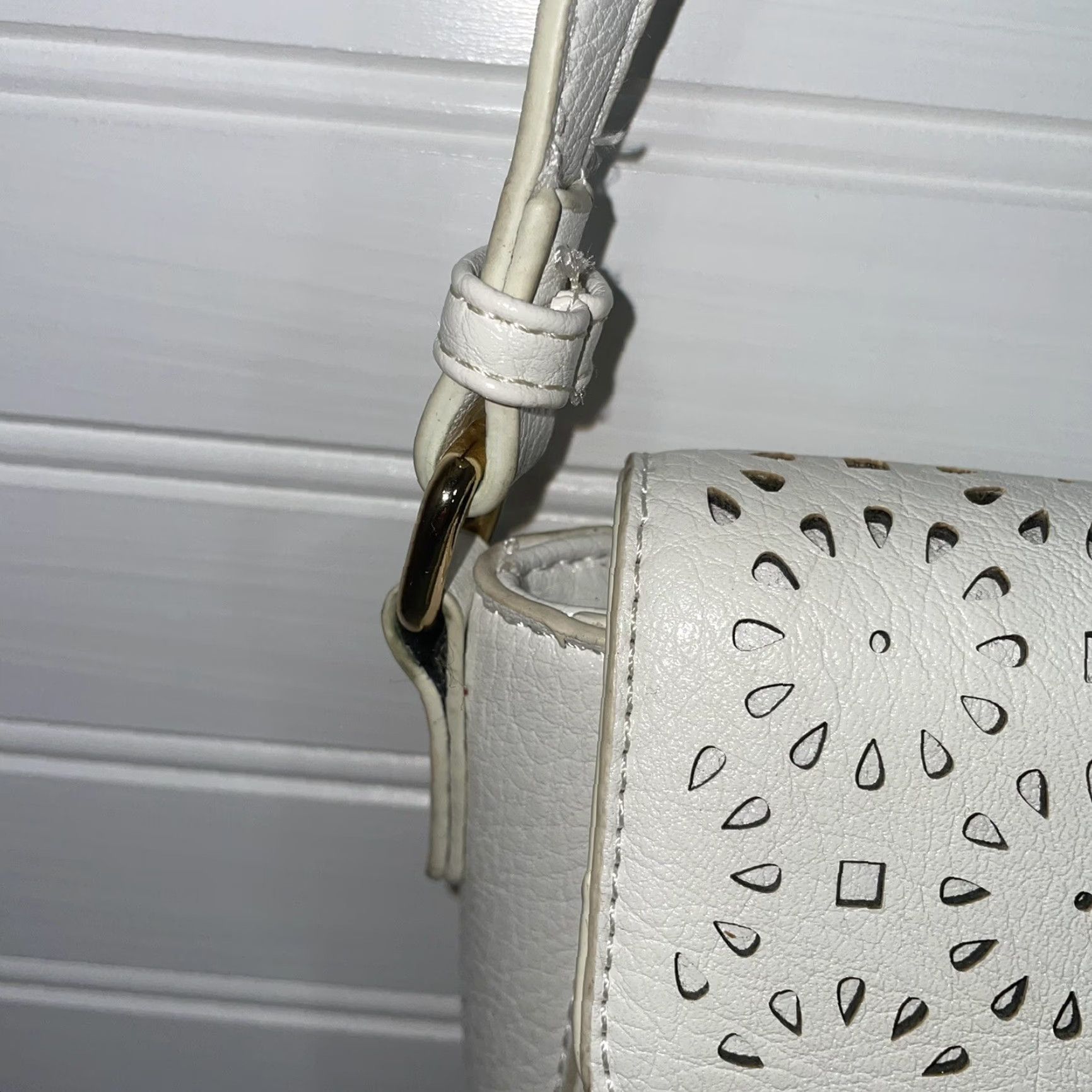 Vintage Miztique White Leather Shoulder Strap Purse Cut Out Designs Front Pre Owned Casual Shoulder Bag Adults Medium 9x6 in Gold Hardware Womens Size ONE SIZE - 3 Thumbnail