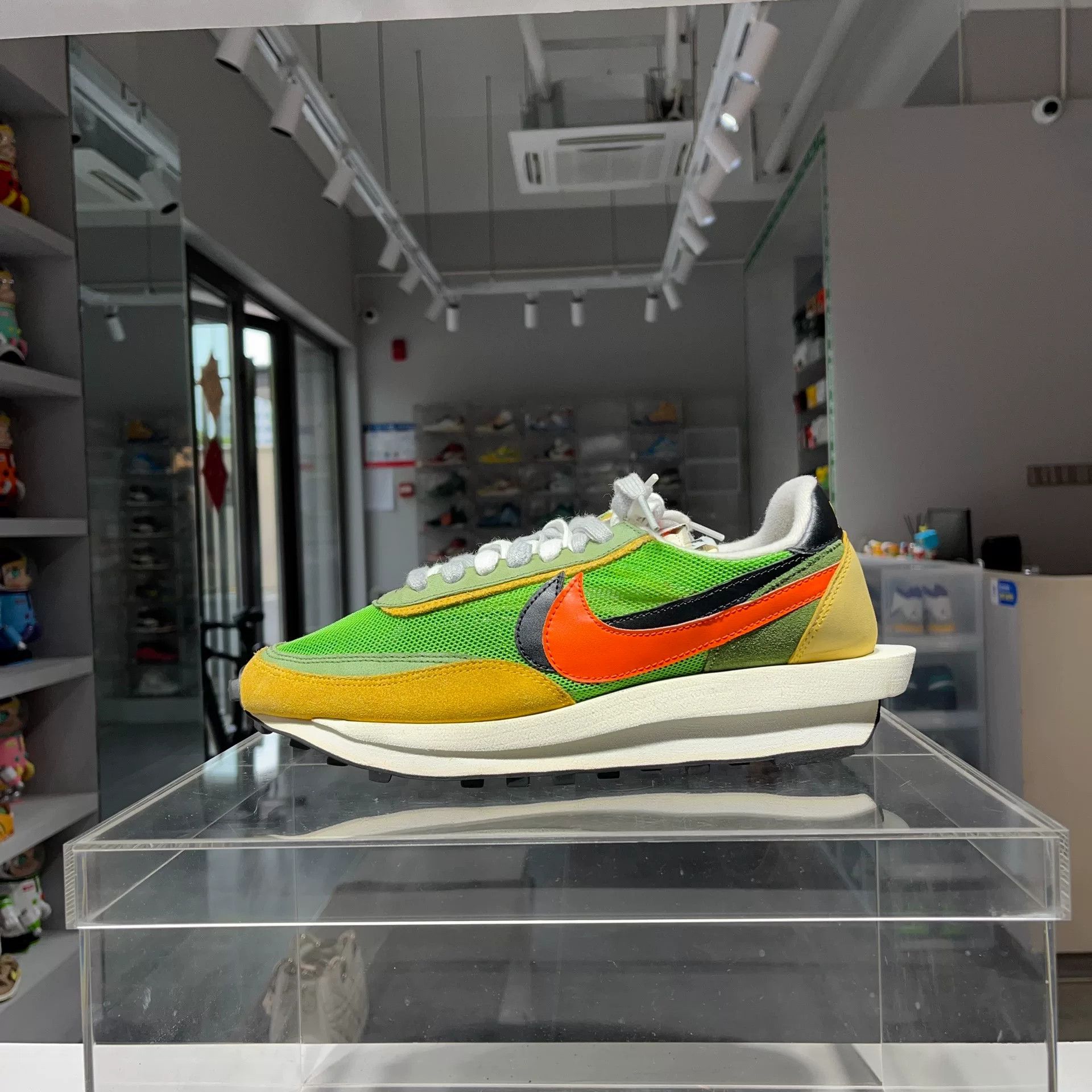 Nike Nike Yellow Lowtop Sneakers 43 Men Size US 10 / EU 43 - 1 Thumbnail