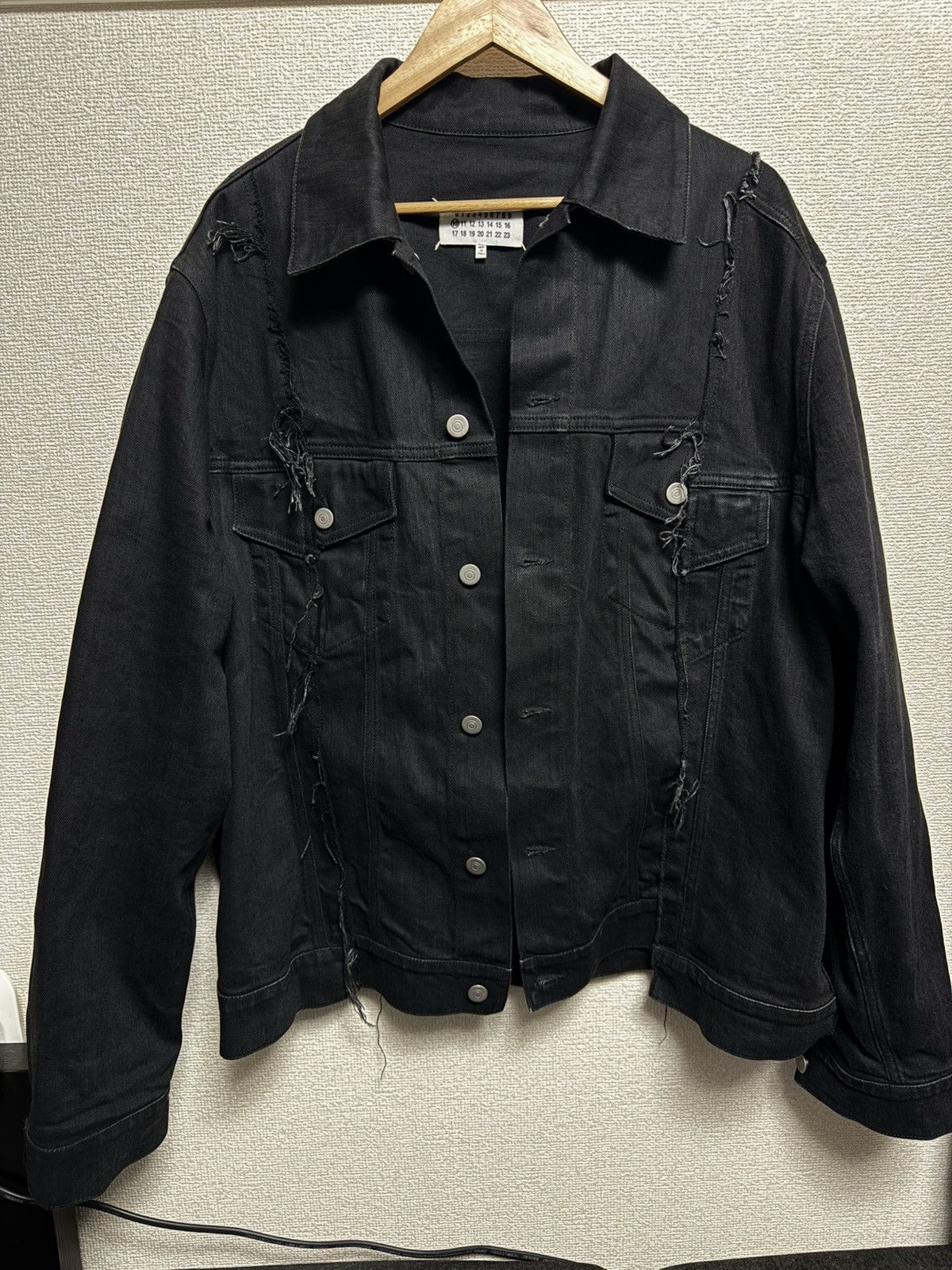 Maison Margiela Reconstructed Jean Jacket S30AM0533 in Nero Size US L / EU 52-54 / 3 - 1 Thumbnail