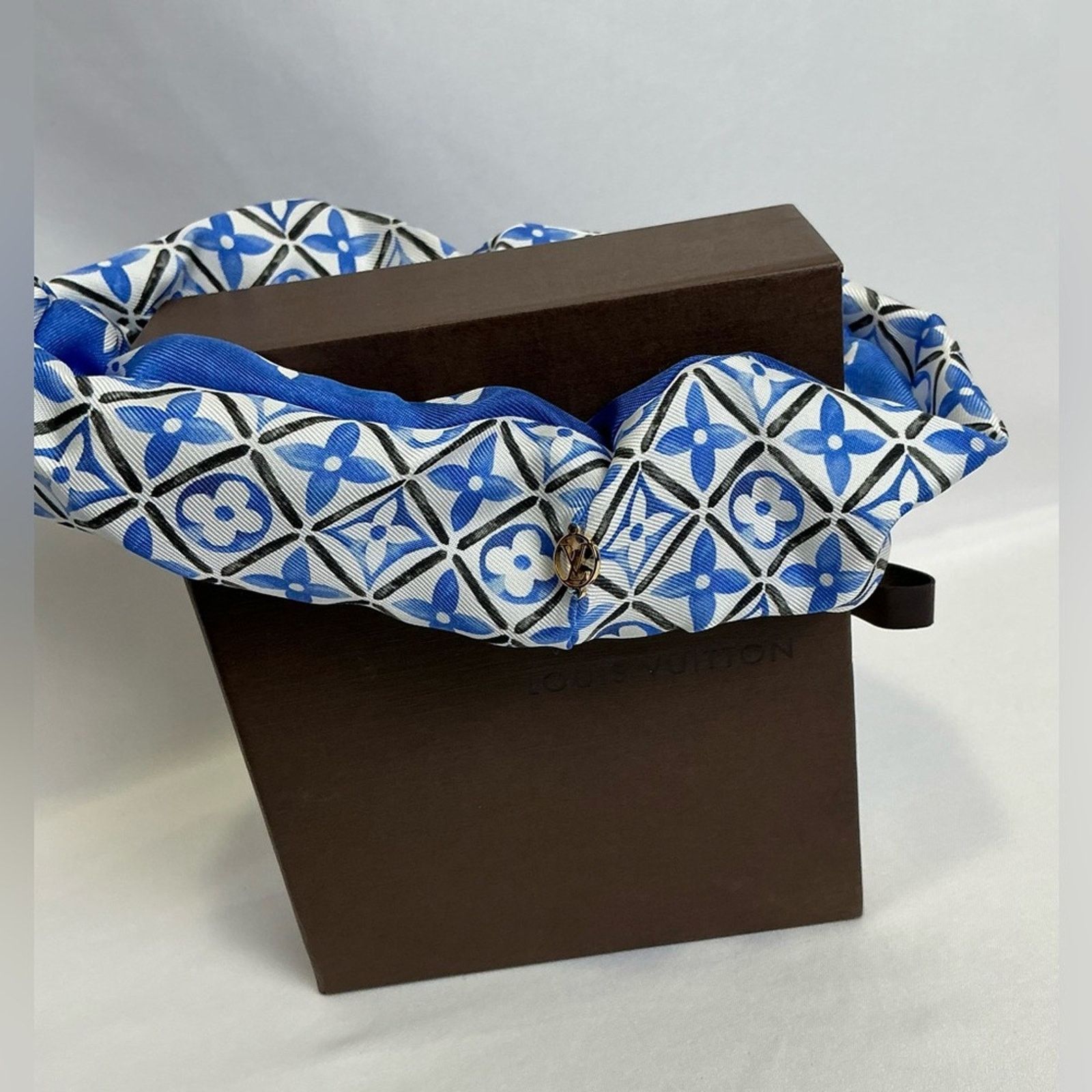 Louis Vuitton Authentic Louis Vuitton Blue White Designer Scrunchie w box Size ONE SIZE - 7 Thumbnail