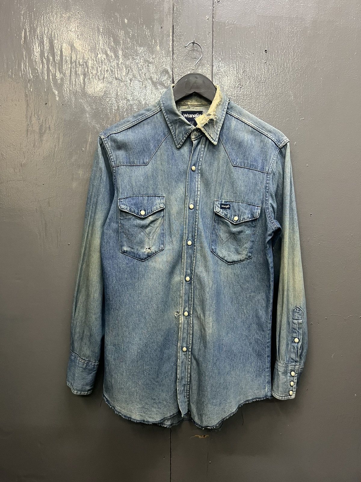 Vintage Vintage Wrangler Western Pearl Snap Button Denim Shirt Size US M / EU 48-50 / 2 - 1 Thumbnail
