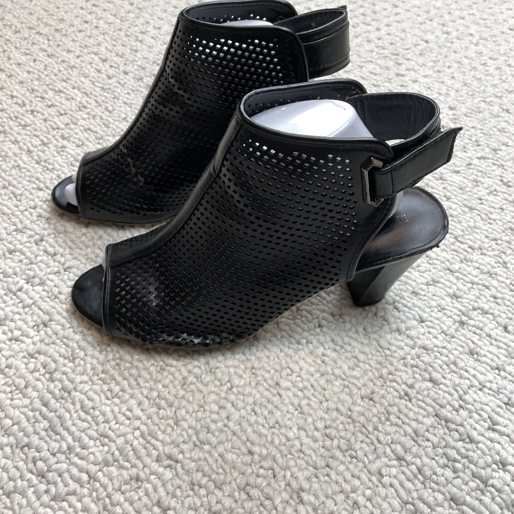 Merona Merona Faux Leather Heel Women Slingback Black 10 High Block Perforated Almond Toe Women's Shoe Comfort Formal Workwear Party/Cocktail Size US 10 / IT 40 - 2 Thumbnail