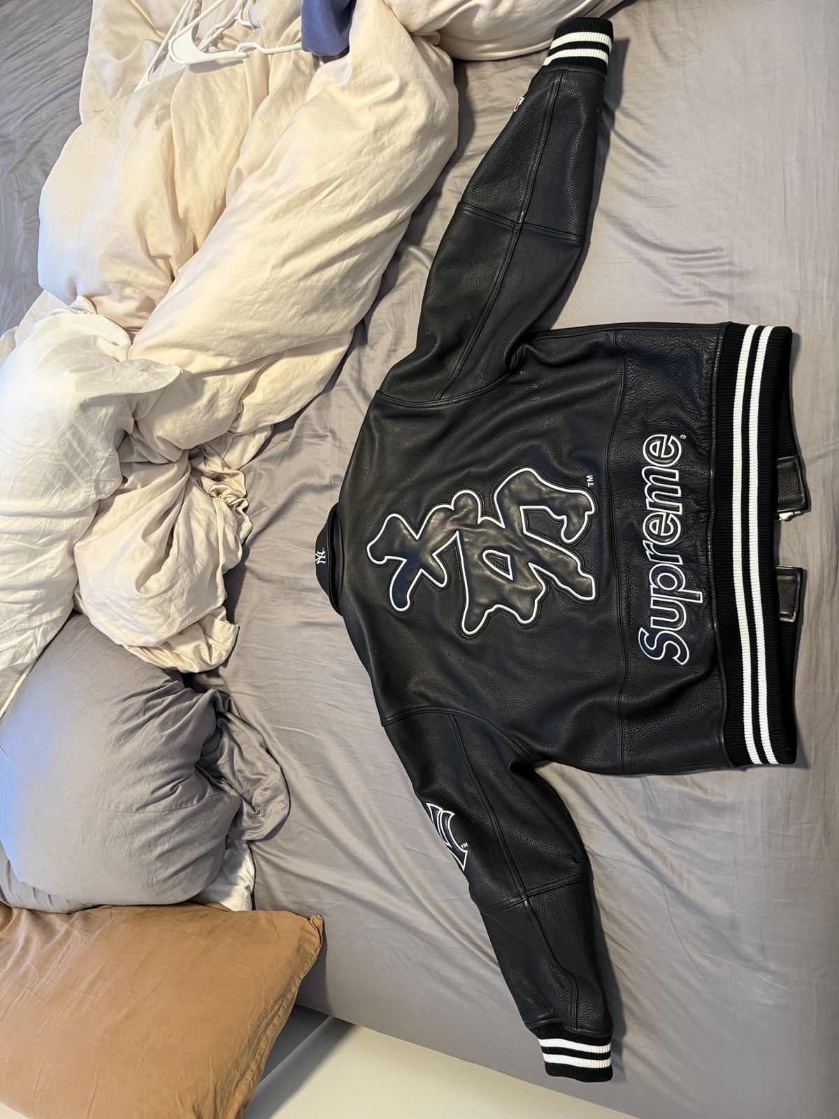 New York Yankees × Supreme Supreme x New York Yankees Kanji Leather Varsity Jacket Size US L / EU 52-54 / 3 - 1 Thumbnail
