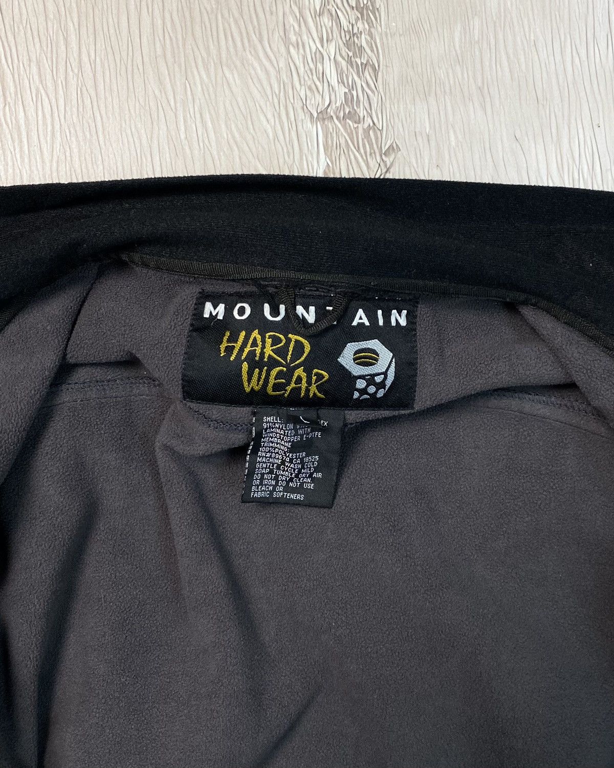 Mountain Hardwear Mountain Hardwear Y2K Gorpcore Black Logo Softshell jacket Size US L / EU 52-54 / 3 - 12 Thumbnail