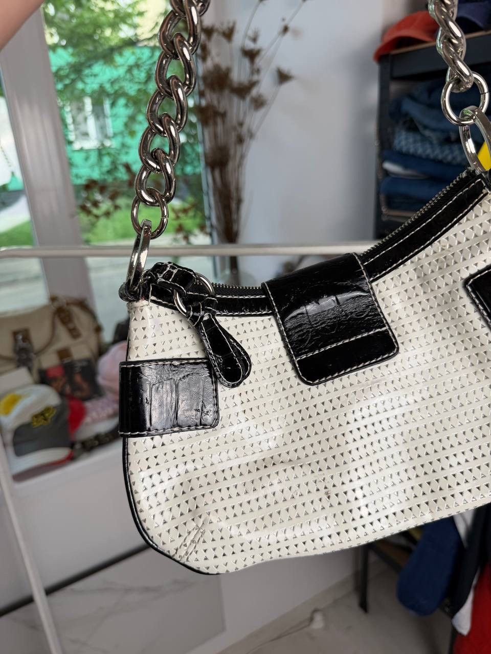 Guess Vintage Guess Y2K Perforated Chain Shoulder Bag White Black Size ONE SIZE - 7 Thumbnail