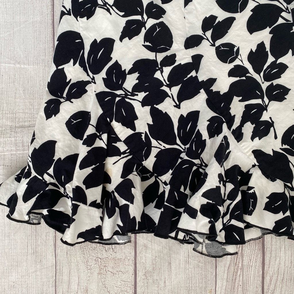 White House Black Market White House black market women S leaf print black & white sk Size 27" / US 4 / IT 40 - 2 Thumbnail