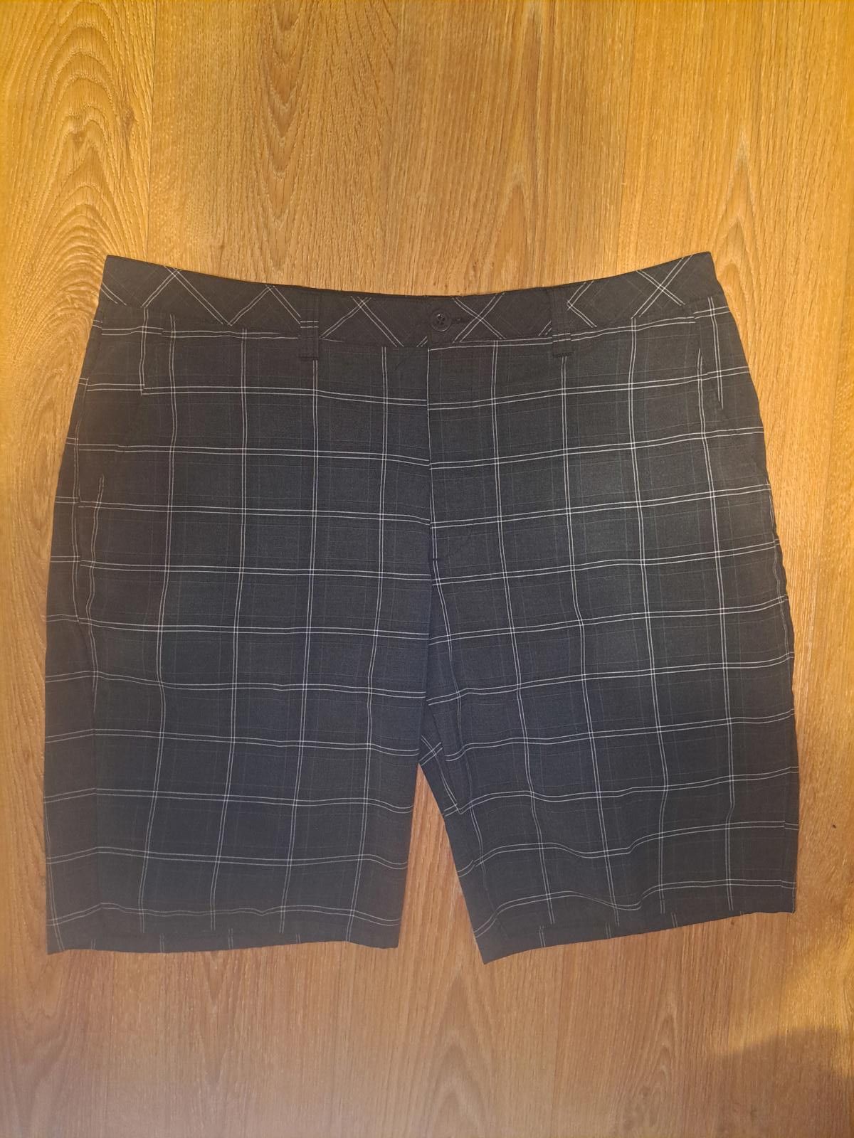 TravisMathew Travis Mathew Golf Shorts Mens Size 38 Black Plaid Size US 38 / EU 54 - 1 Thumbnail