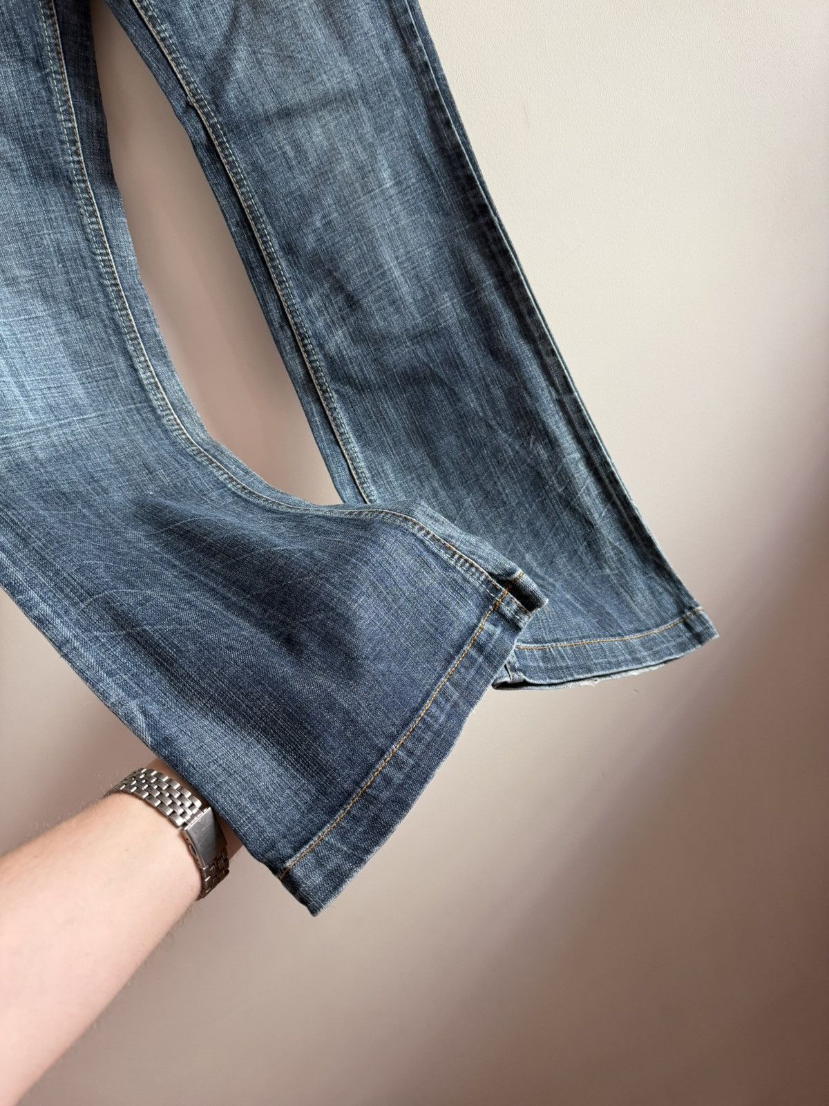 Vintage Vintage Y2K Mid Wash Flared Low Rise Denim Jeans Size 27" / US 4 / IT 40 - 4 Thumbnail