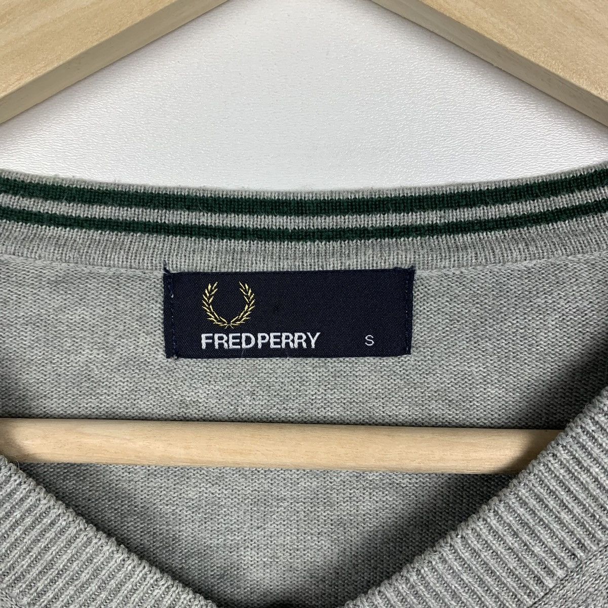 Fred Perry Fred Perry V-Neck Sweater luxury designer logo Size US S / EU 44-46 / 1 - 7 Thumbnail