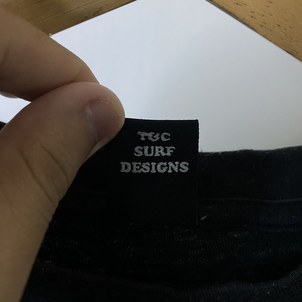 Vintage Vintage 2000s T&C Surf Center Logo Surfing Style Tee Size US M / EU 48-50 / 2 - 4 Thumbnail