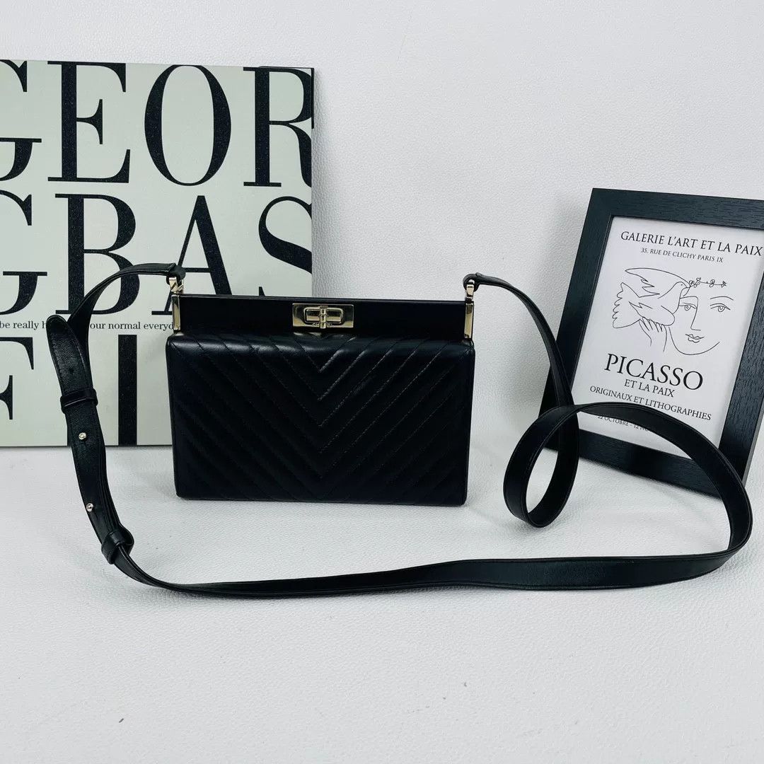 Chanel Pre-loved Bag Very good condition Size ONE SIZE - 1 Thumbnail
