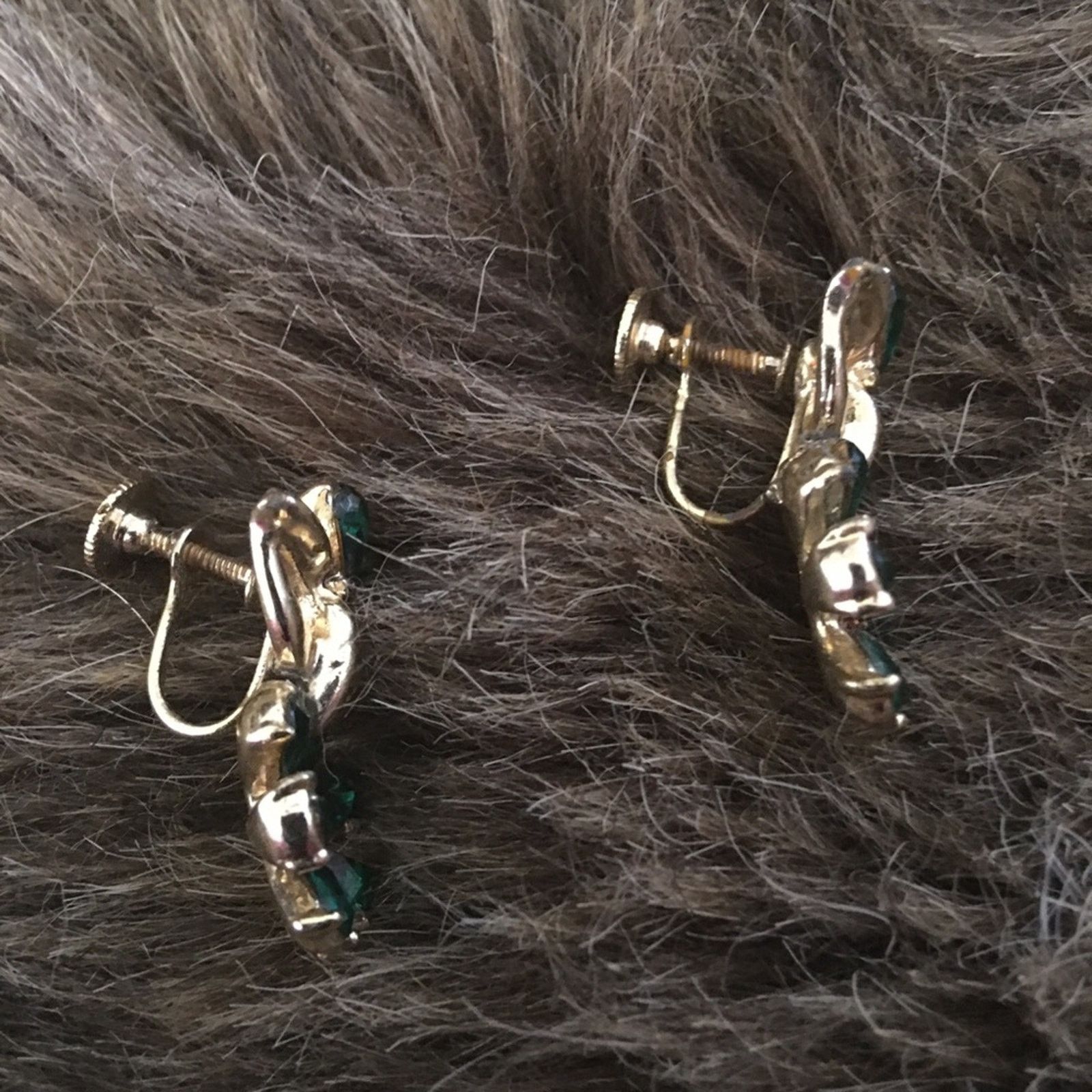 Vintage Vintage 50s gold tone emerald screw back earrings Size ONE SIZE - 3 Thumbnail