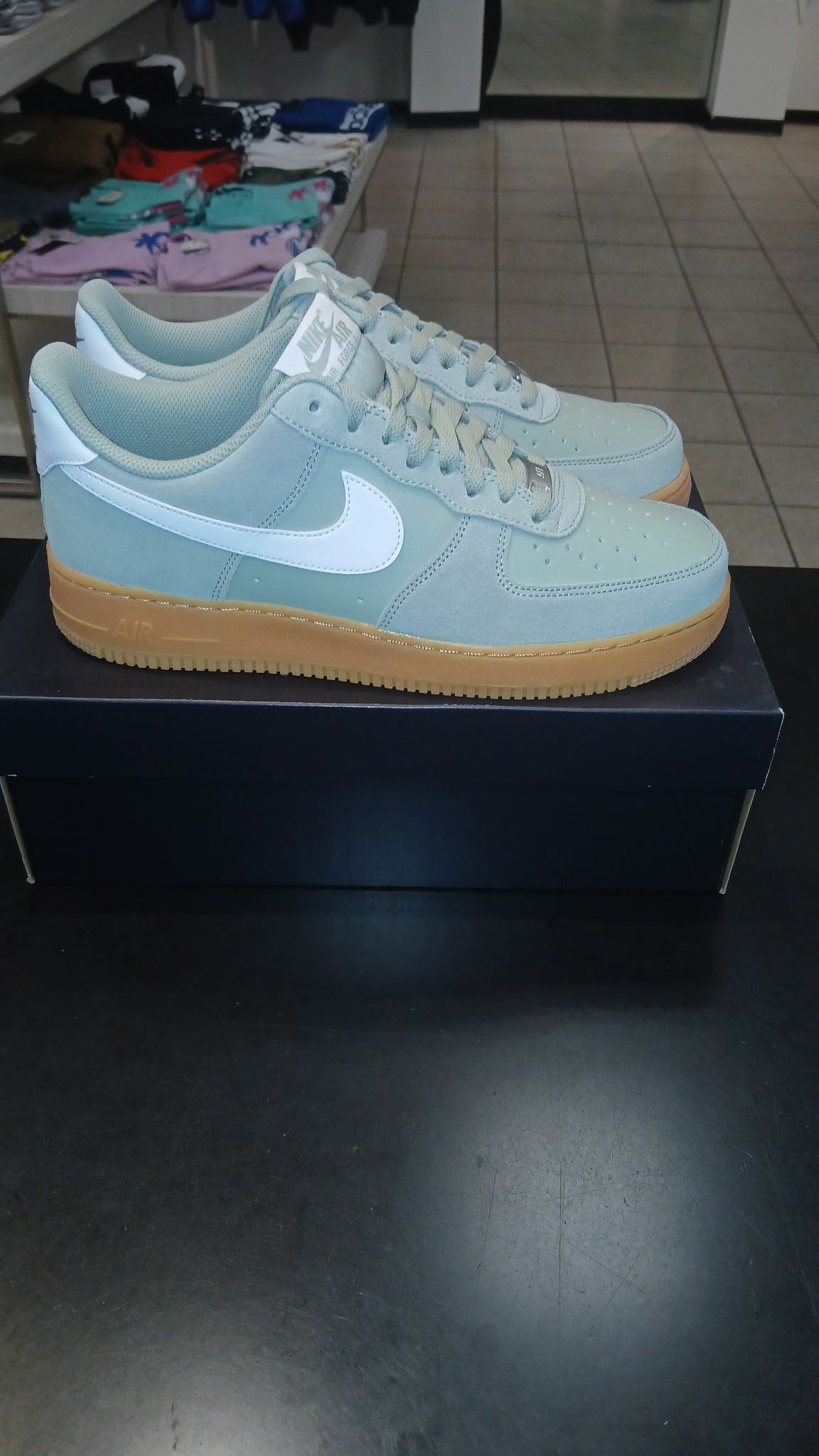 Nike NIKE AIR FORCE 1 07 LV8 Size US 10 / EU 43 - 2 Thumbnail