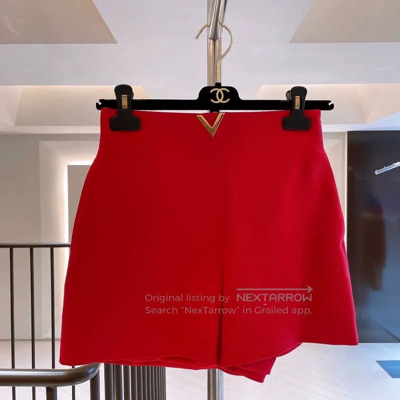 Valentino Valentino Red shorts with the V logo Size 37" - 1 Thumbnail