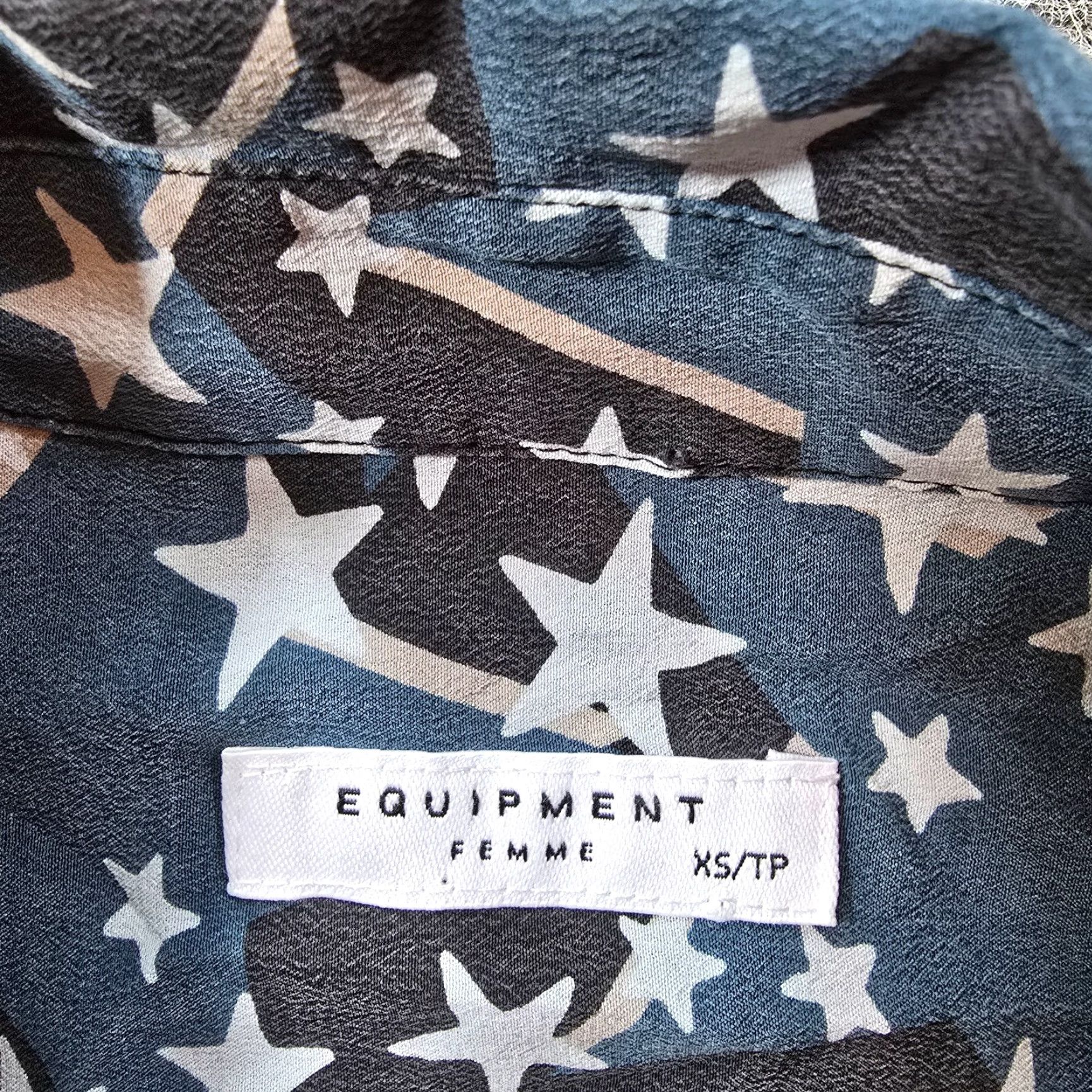 Equipment VINTAGE Equipment Femme Top Blouse Womens XS Blue Silk Stars Button Casual Career Size XS / US 0-2 / IT 36-38 - 4 Thumbnail