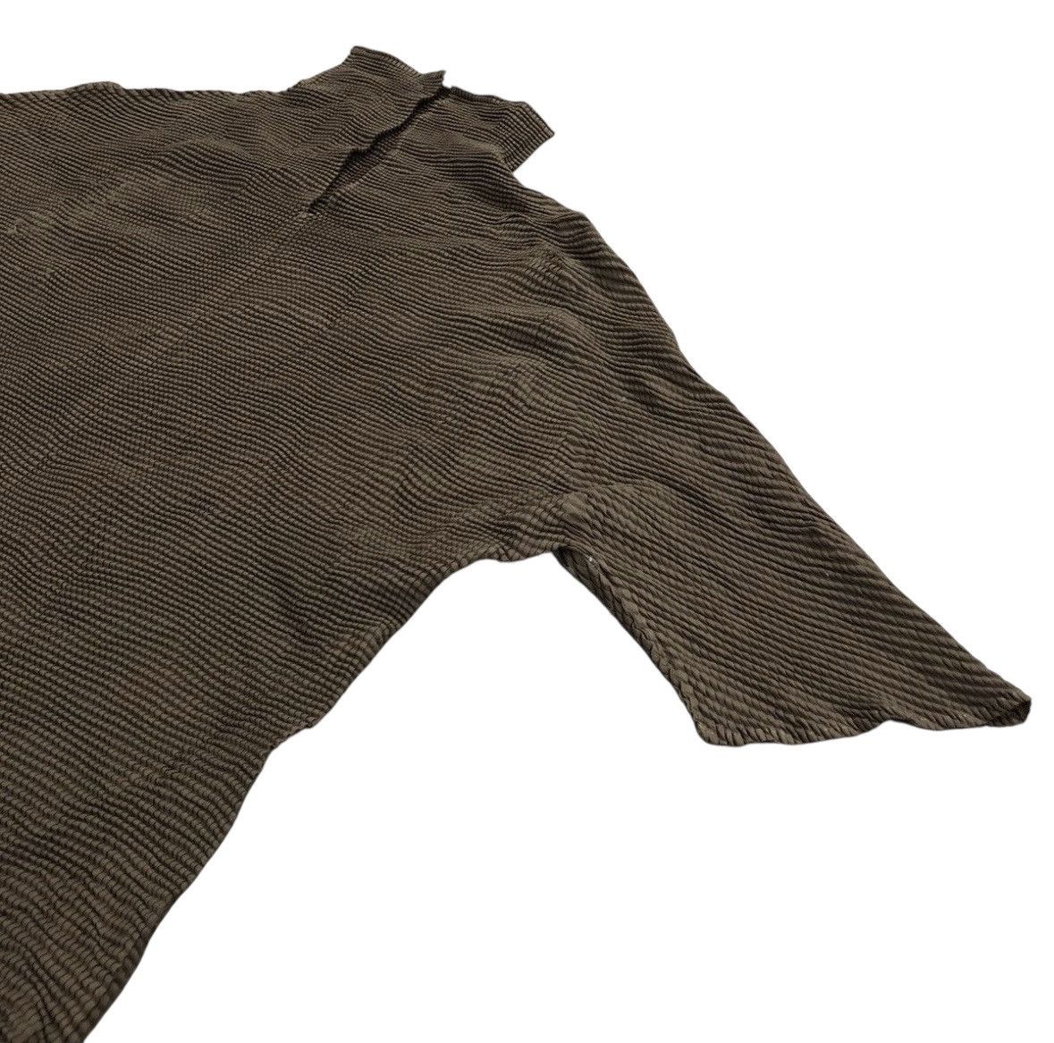 Issey Miyake 2000s Issey Miyake Pleats Turtleneck Strect Material Size US S / EU 44-46 / 1 - 5 Thumbnail
