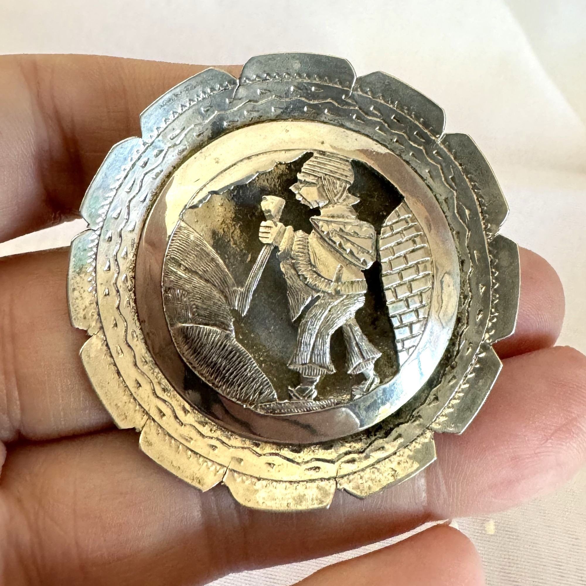 Vintage VTG Sterling Silver 925 Textured Armored Man Circle Brooch S Size ONE SIZE - 2 Thumbnail