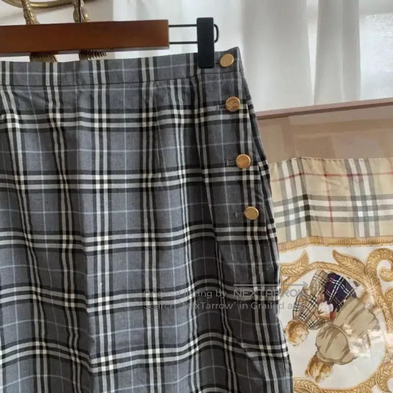 Burberry Burberry Grey Wool Midi Skirt for Women. Size 24" / US 00 / IT 34 - 1 Thumbnail
