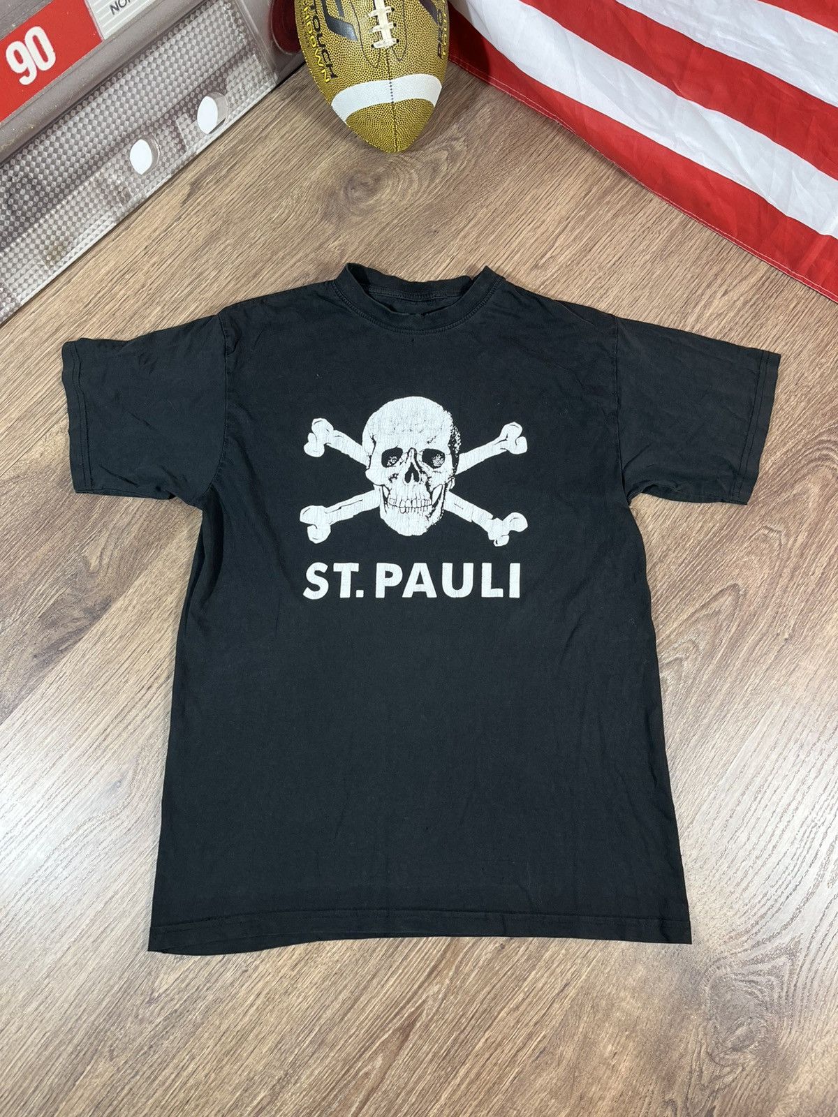Band Tees Vintage Distressed Faded St Pauli Skull Bones T Shirt Soccer Size US M / EU 48-50 / 2 - 1 Thumbnail