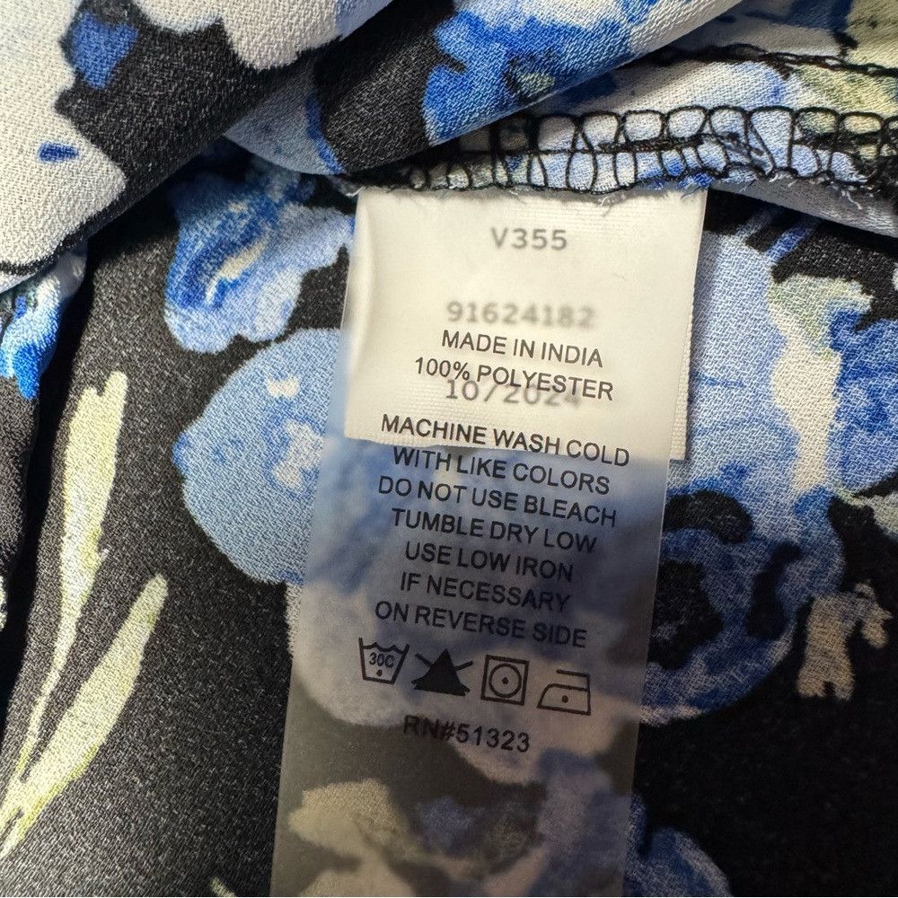 Vince Camuto NWT New Vince Camuto Blue Floral Flutter Sleeve V-Neck Blou Size M / US 6-8 / IT 42-44 - 5 Thumbnail