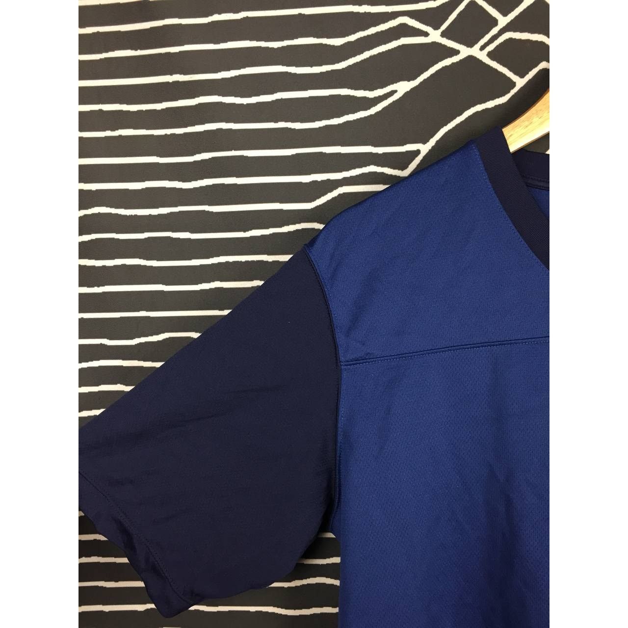 Japanese Brand × Uniqlo Uniqlo AIRism Mesh V- Neck Short Sleeve Tee Size US L / EU 52-54 / 3 - 4 Thumbnail