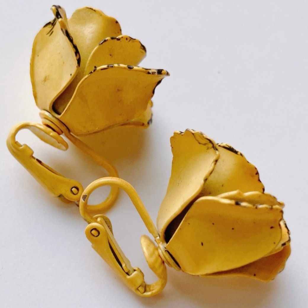 Vintage VTG Mid Century Clip On Earrings Yellow Enamel Flower 1950s Size ONE SIZE - 5 Thumbnail