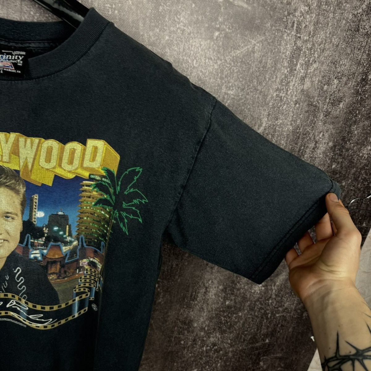 Band Tees Vintage 1997 Elvis Presley Hollywood art graphic t shirt tee Size US L / EU 52-54 / 3 - 6 Thumbnail