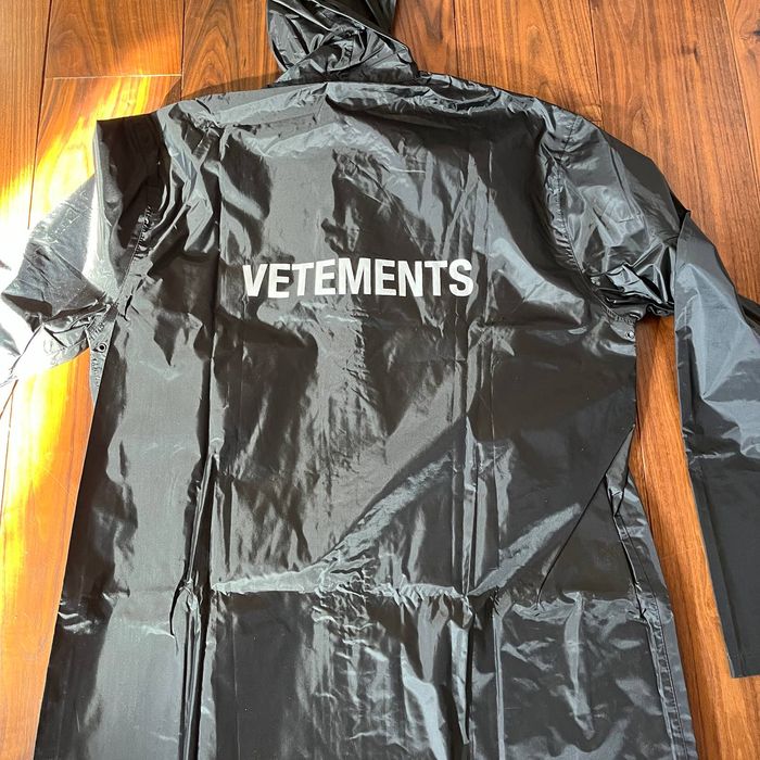 Vetements raincoat hot sale black