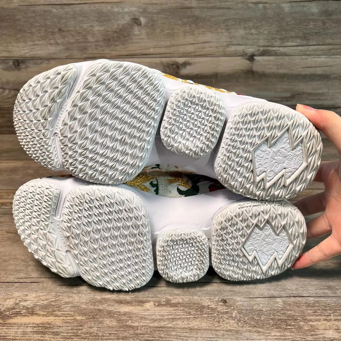 Nike Nike LeBron15 x Kith White Flor Embro AJ3936-100 43 Size US 10 / EU 43 - 5 Thumbnail