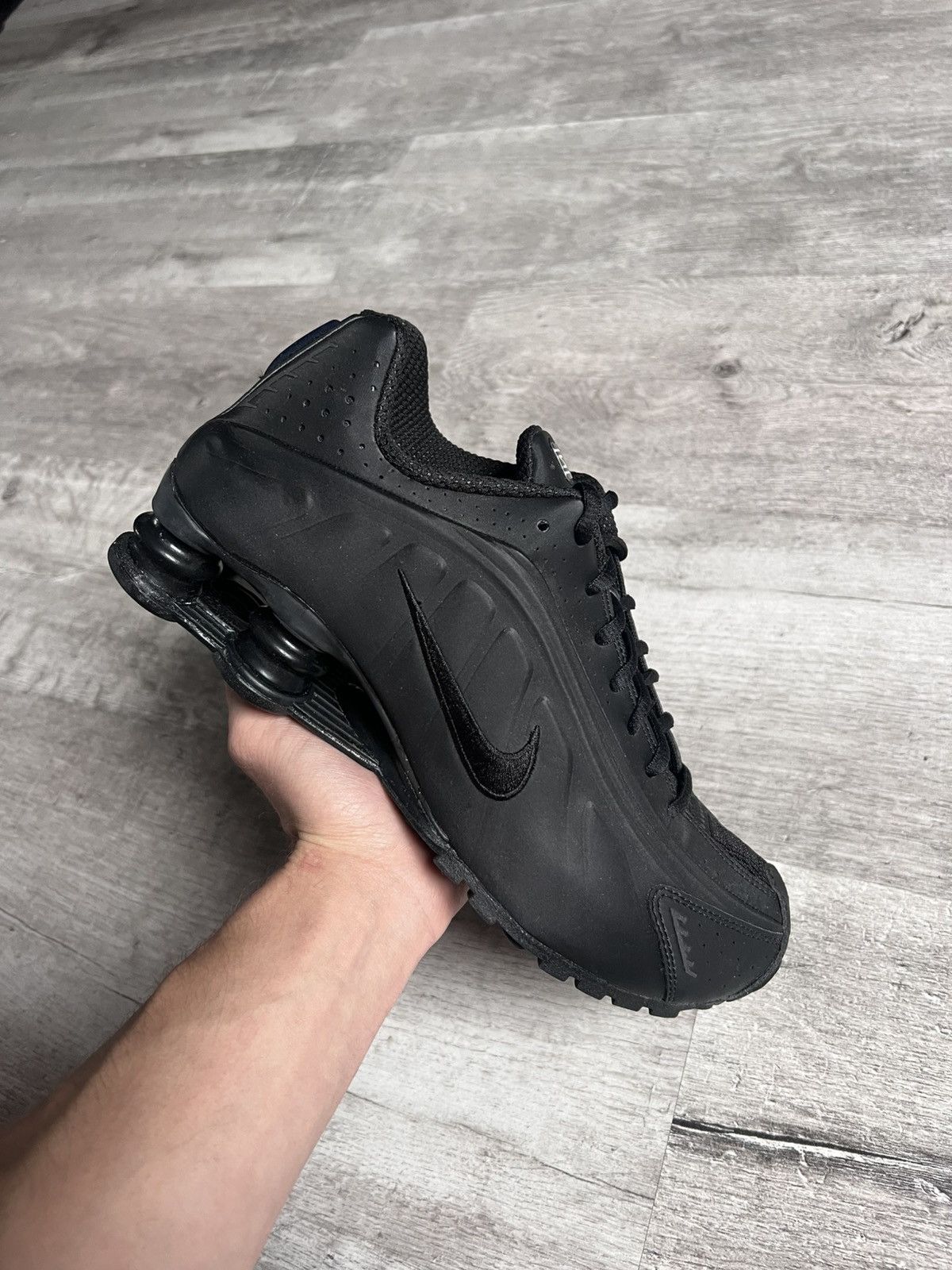 Nike Nike Shox R4 Triple Black Matte Size US 8 / EU 41 - 2 Thumbnail