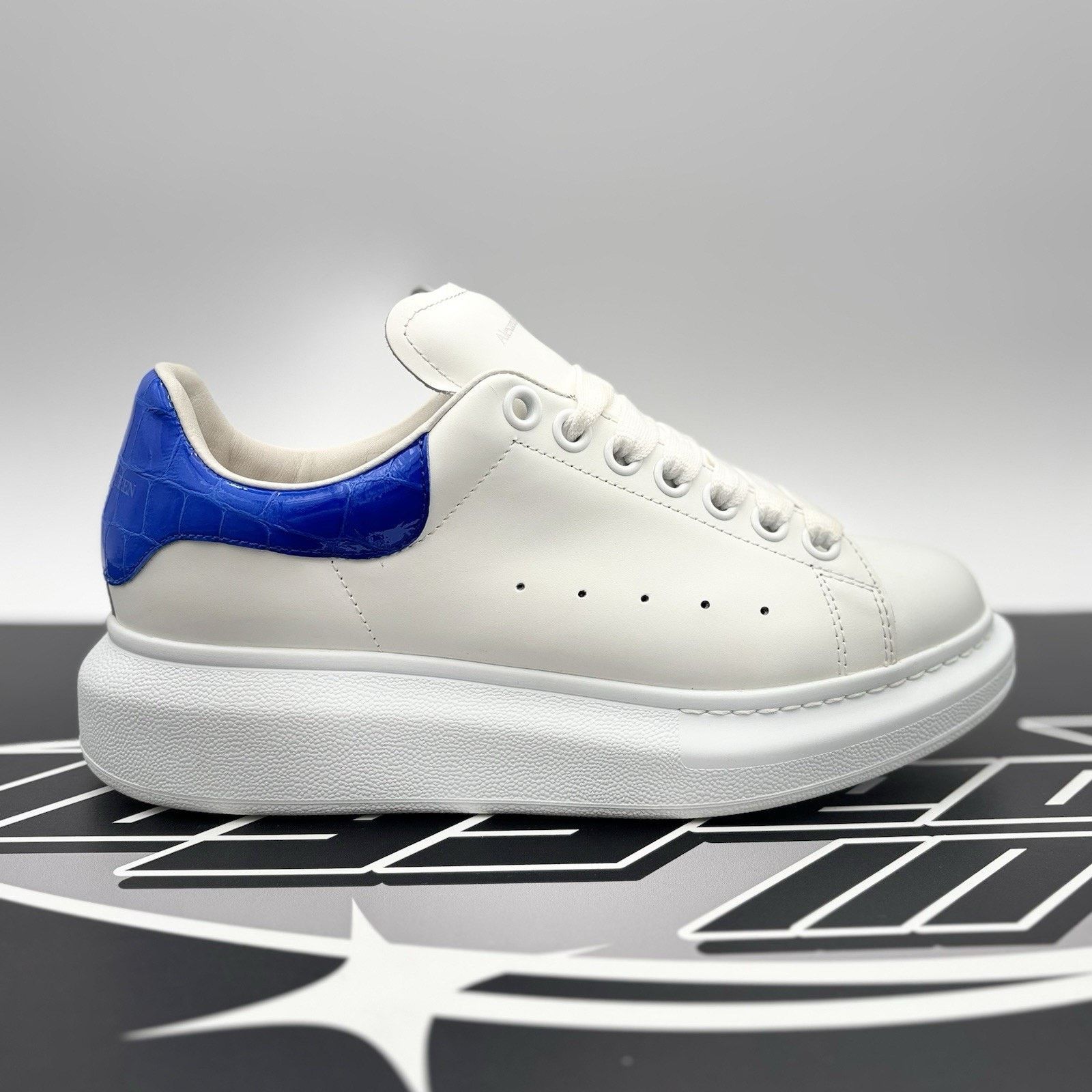 Alexander McQueen Alexander McQueen Oversized ' White Ultramarine' | GREAT! Size US 8 / IT 38 - 2 Thumbnail