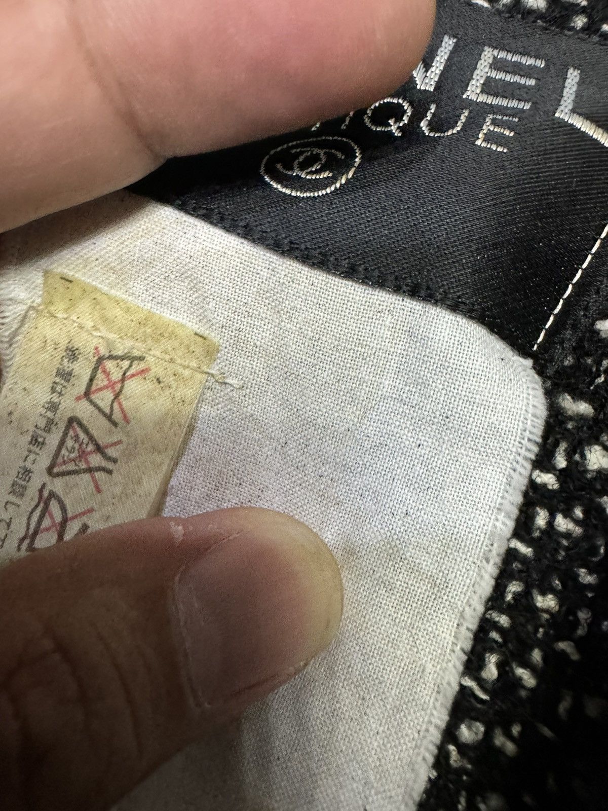 Chanel VINTAGE 1980s DISTRESSED CHANEL WAXED TWEED LINING JACKET Size L / US 10 / IT 46 - 10 Thumbnail