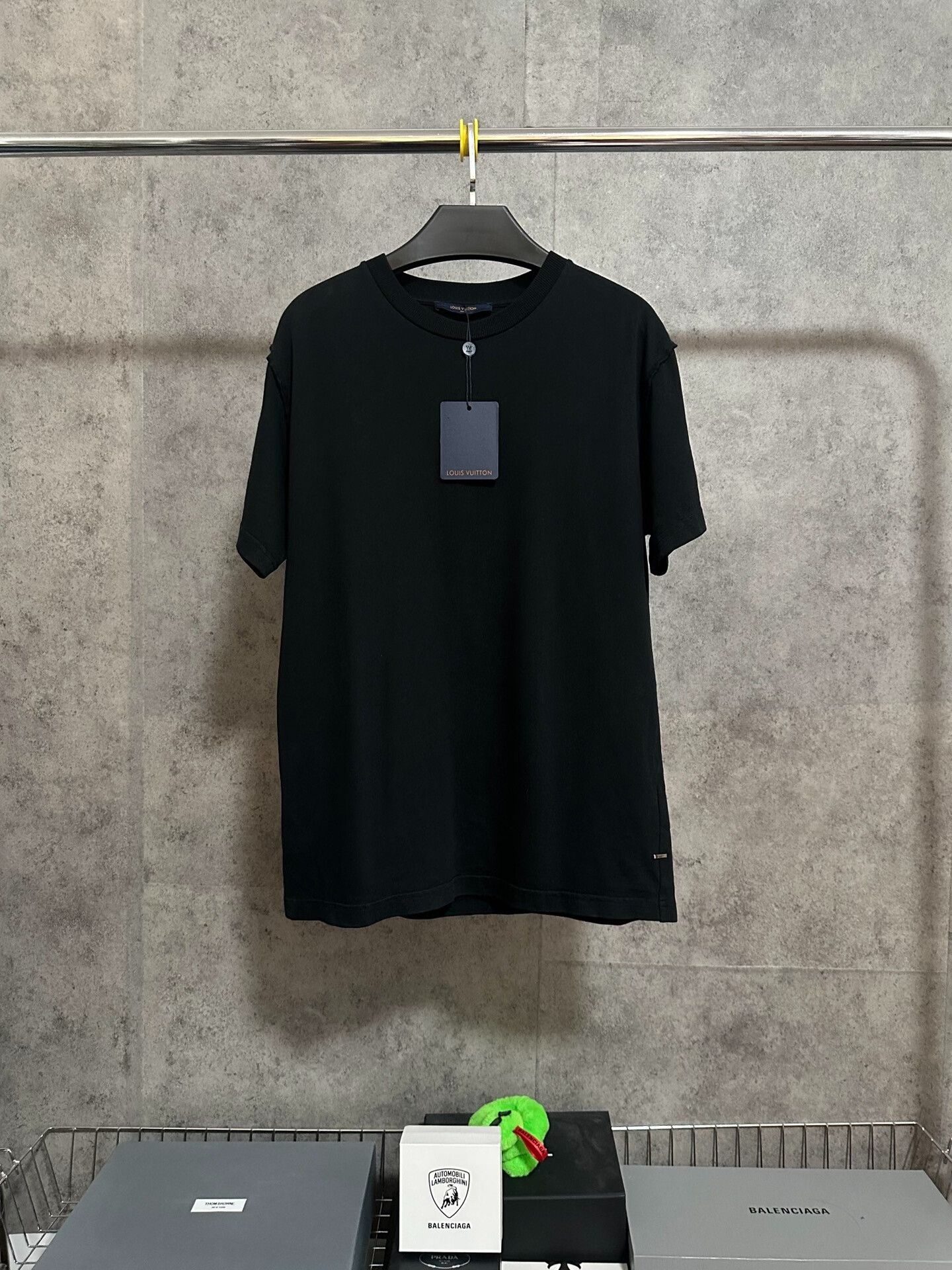 Louis Vuitton LV Classic Short Sleeve T-Shirt Size US S / EU 44-46 / 1 - 5 Thumbnail