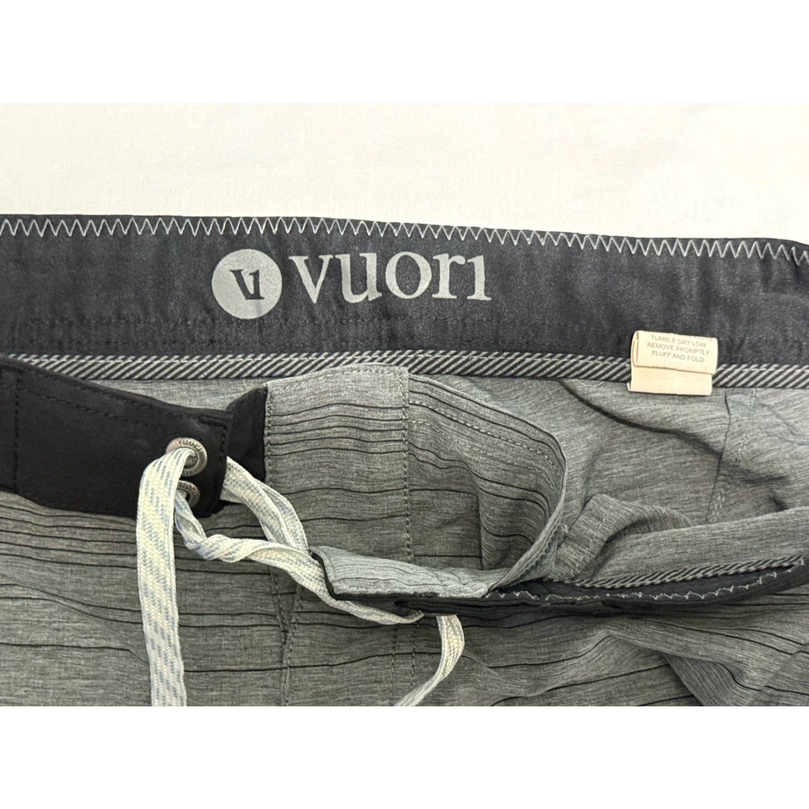 Vuori Vuori Cruise Shorts Men’s Size 34 Grey Microstripe Lightweight Stretch Size US 30 / EU 46 - 4 Thumbnail