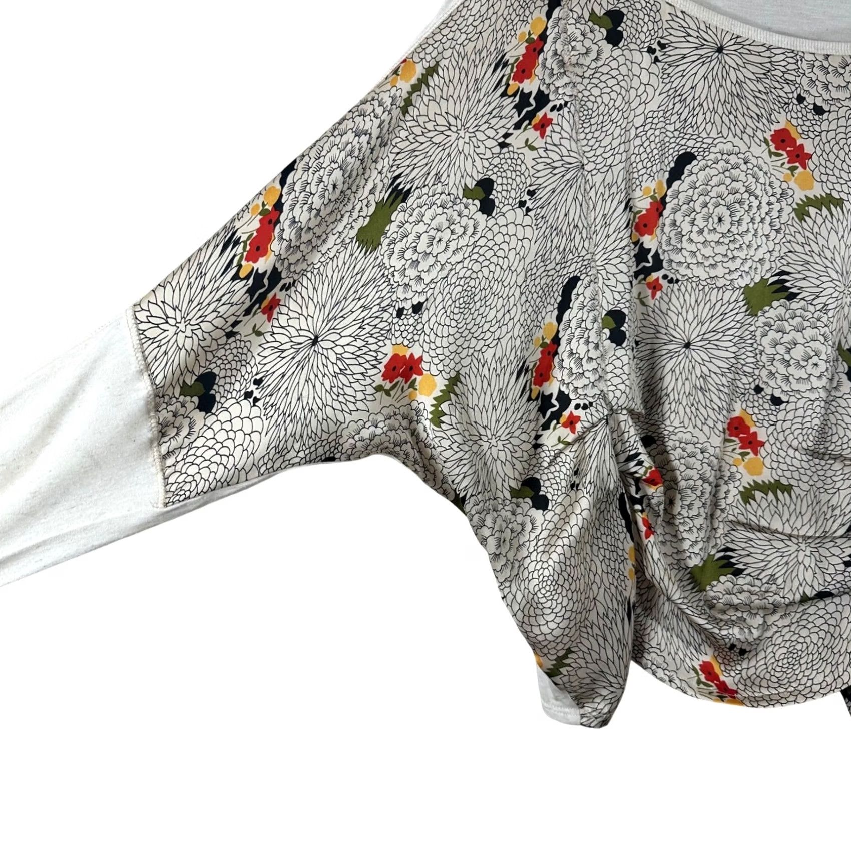 Anthropologie Tiny Anthropologie Floral Batwing Ruched Front Long Sleeve Top White S Size S / US 4 / IT 40 - 4 Thumbnail