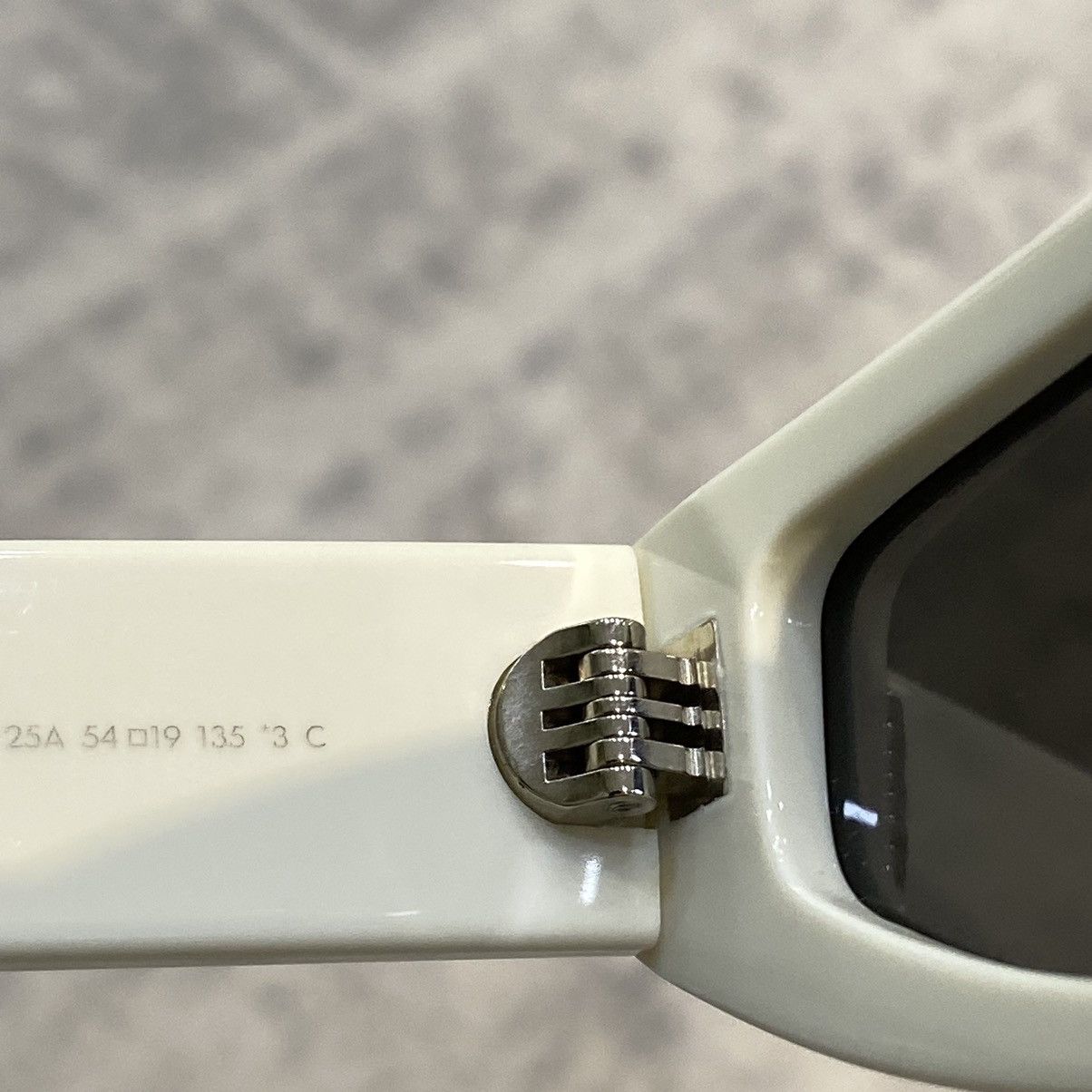 Celine CELINE Triomphe CL40269U Cat Eye Sunglasses WHITE Size ONE SIZE - 9 Thumbnail